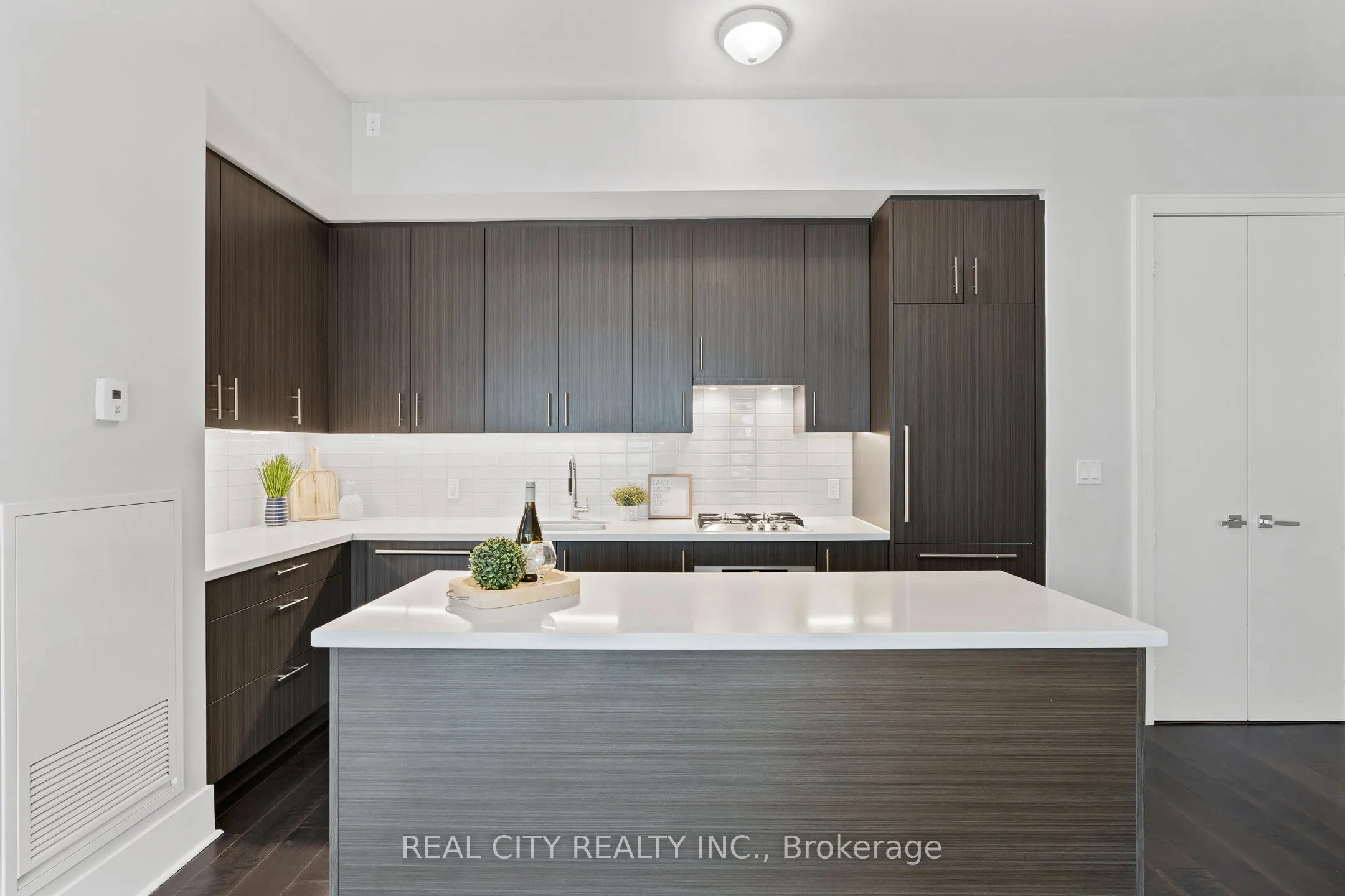 29 Queens Quay E, #626