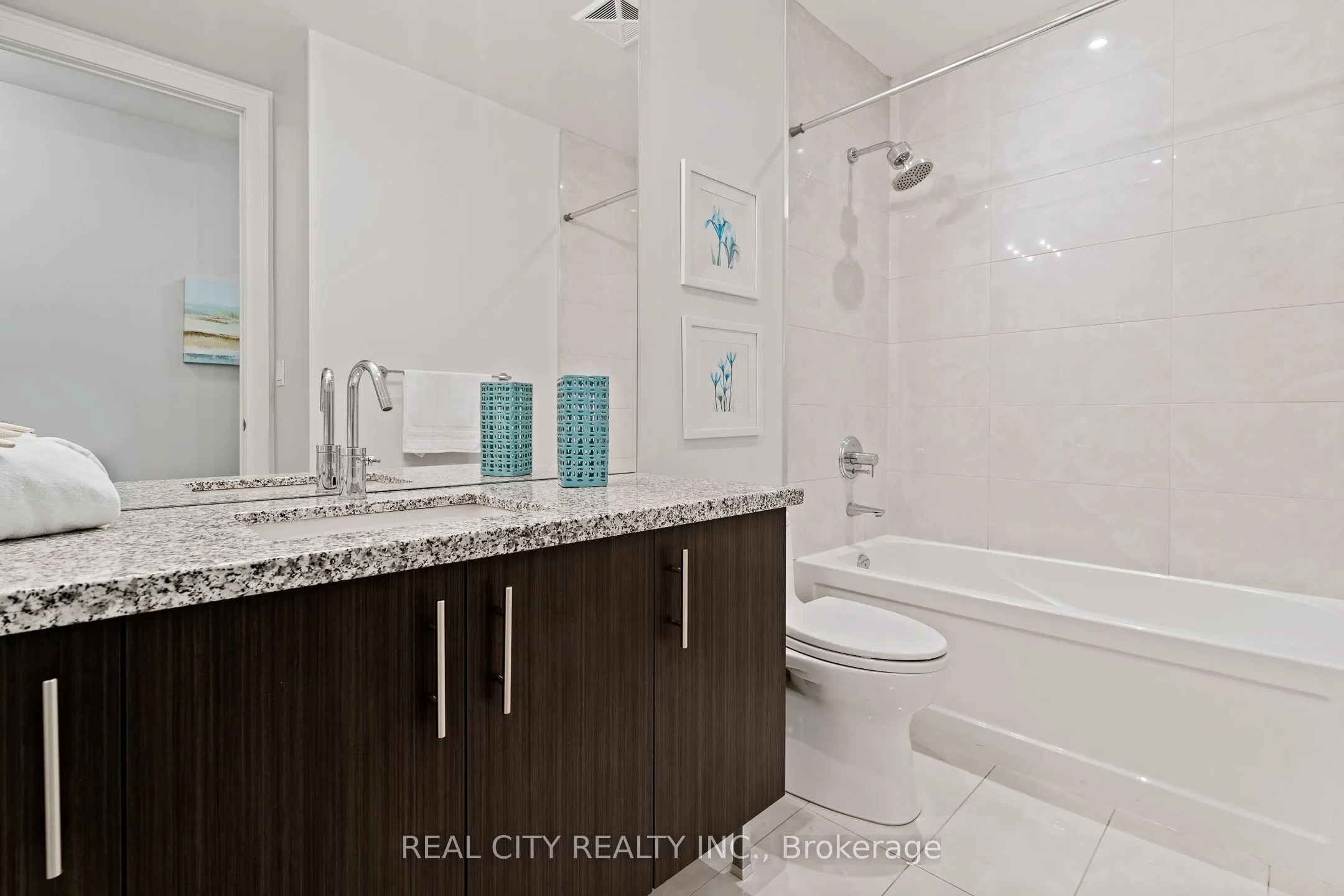 29 Queens Quay E, #626