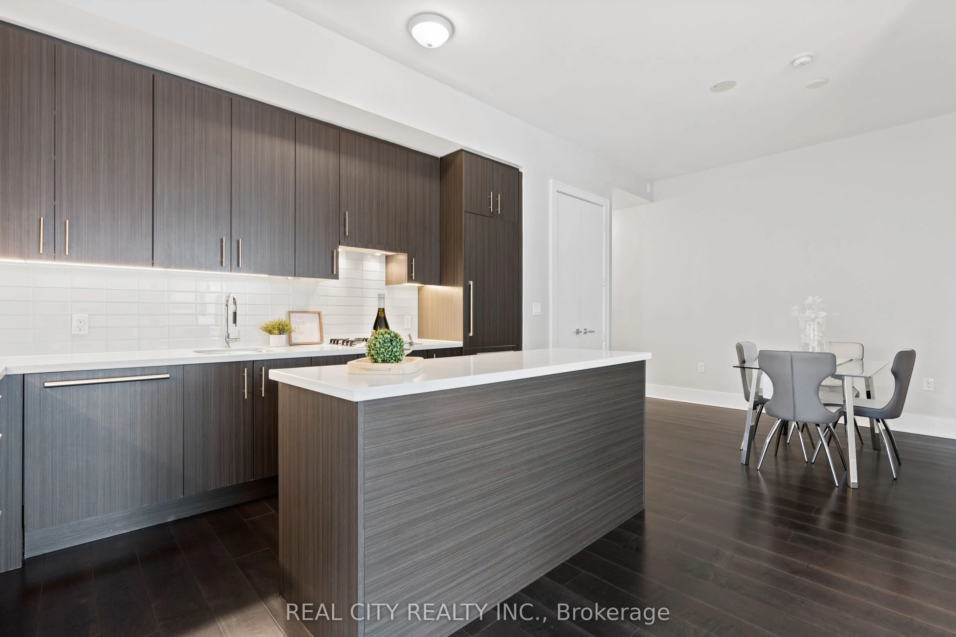29 Queens Quay E, #626