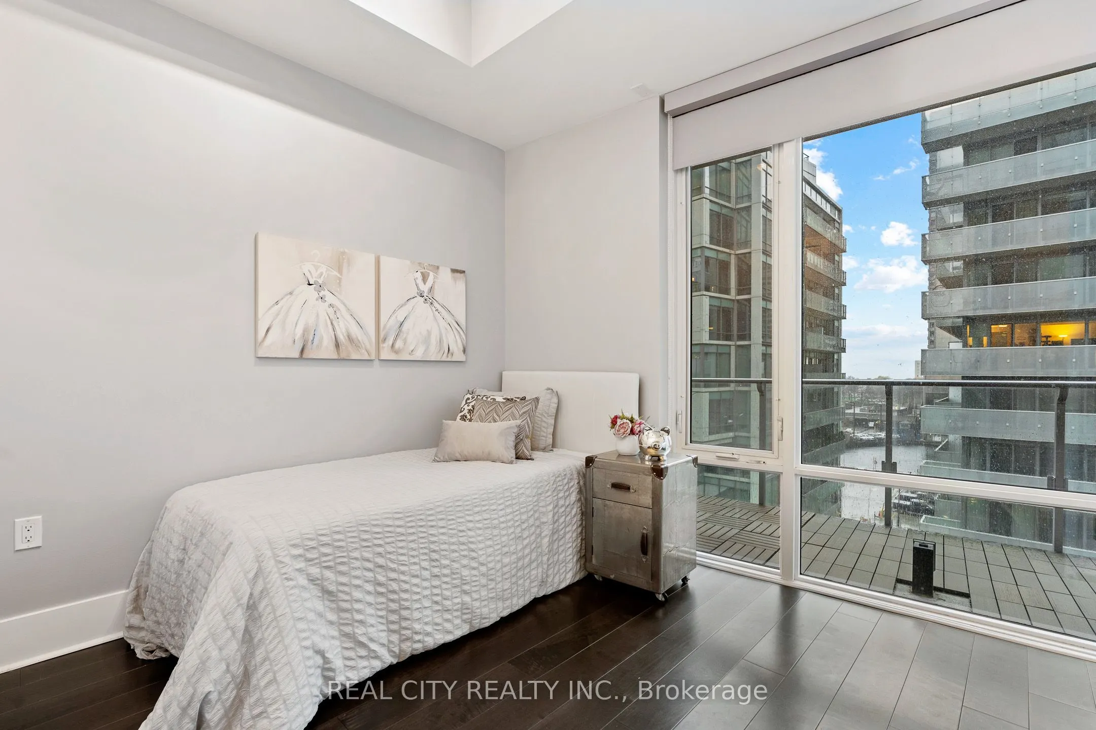 29 Queens Quay E, #626
