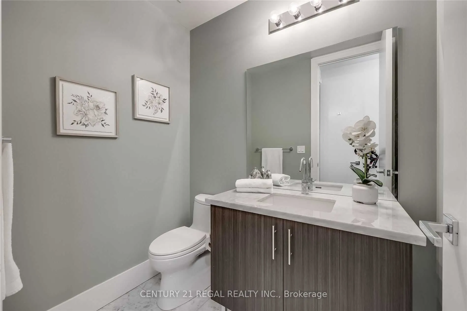 29 Queens Quay E, #508