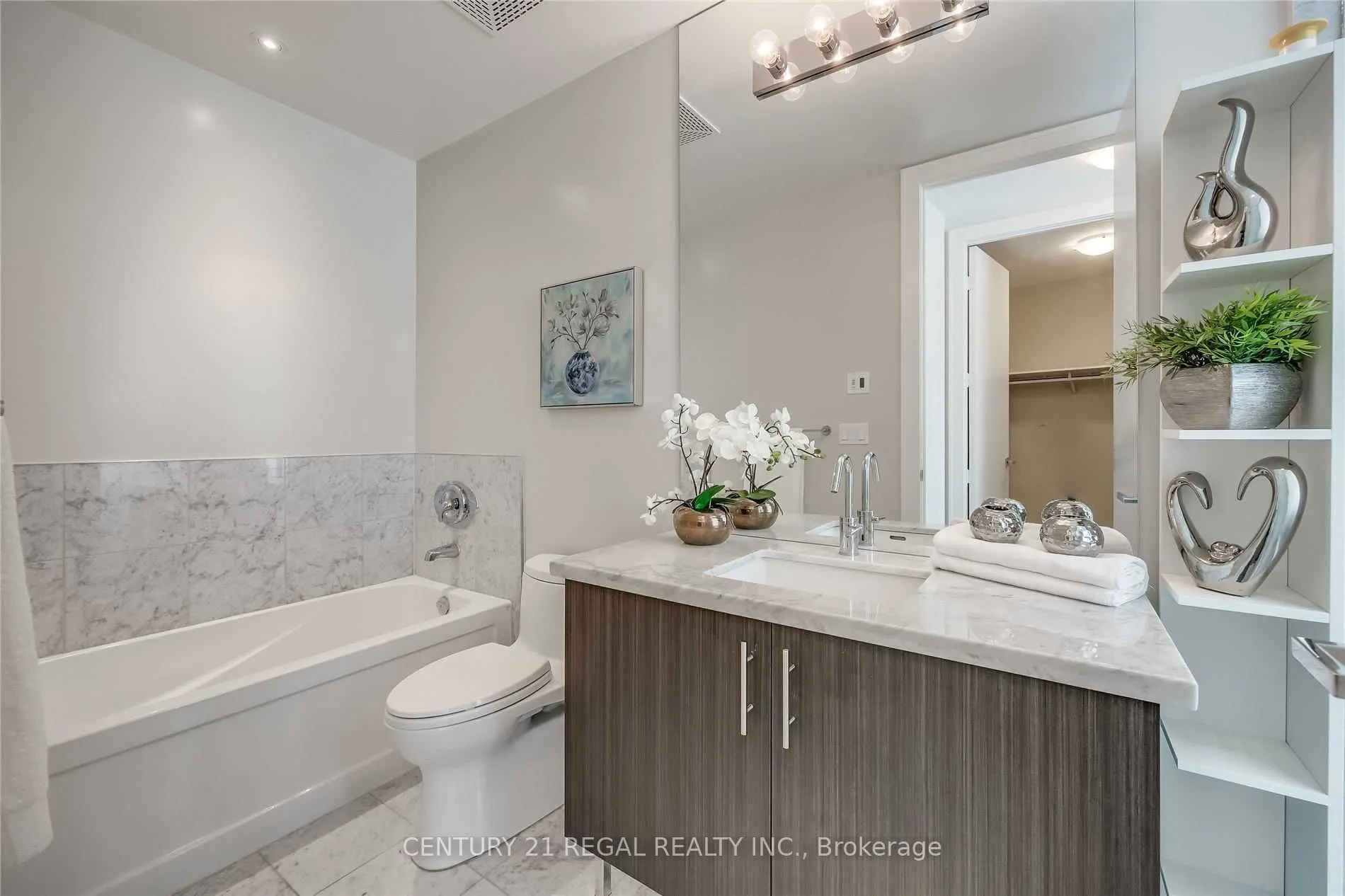 29 Queens Quay E, #508