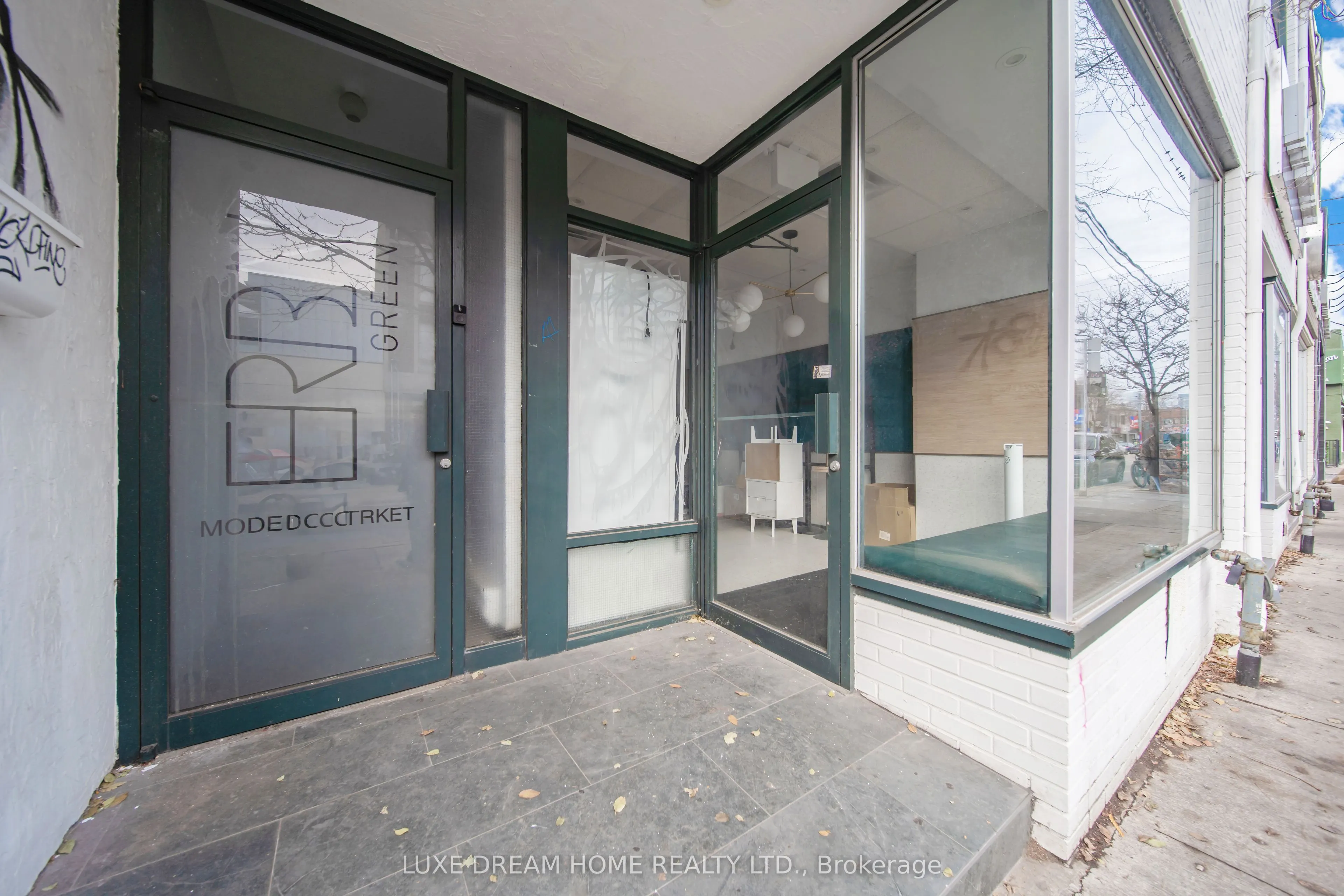 844 Dundas Street W