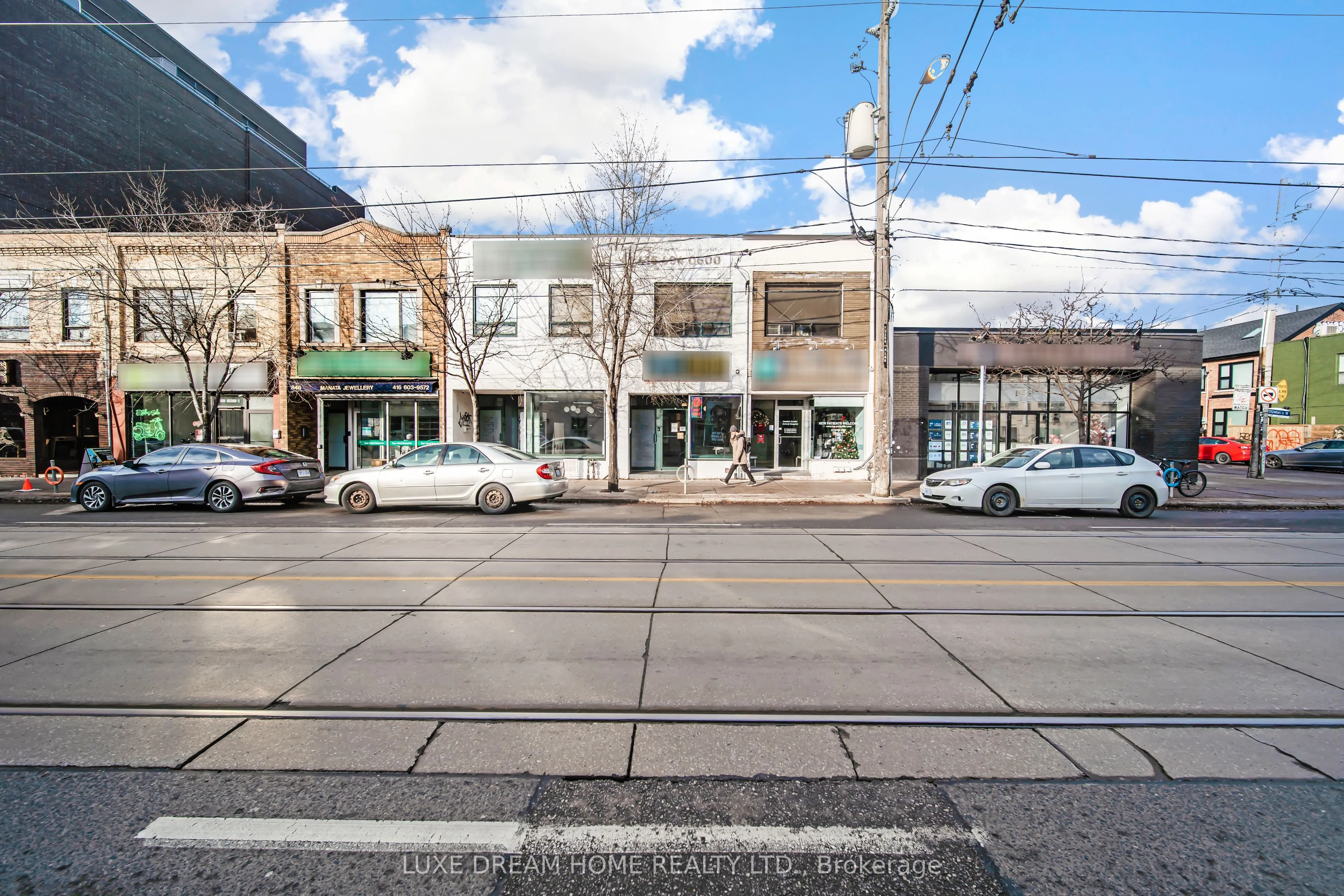 844 Dundas Street W