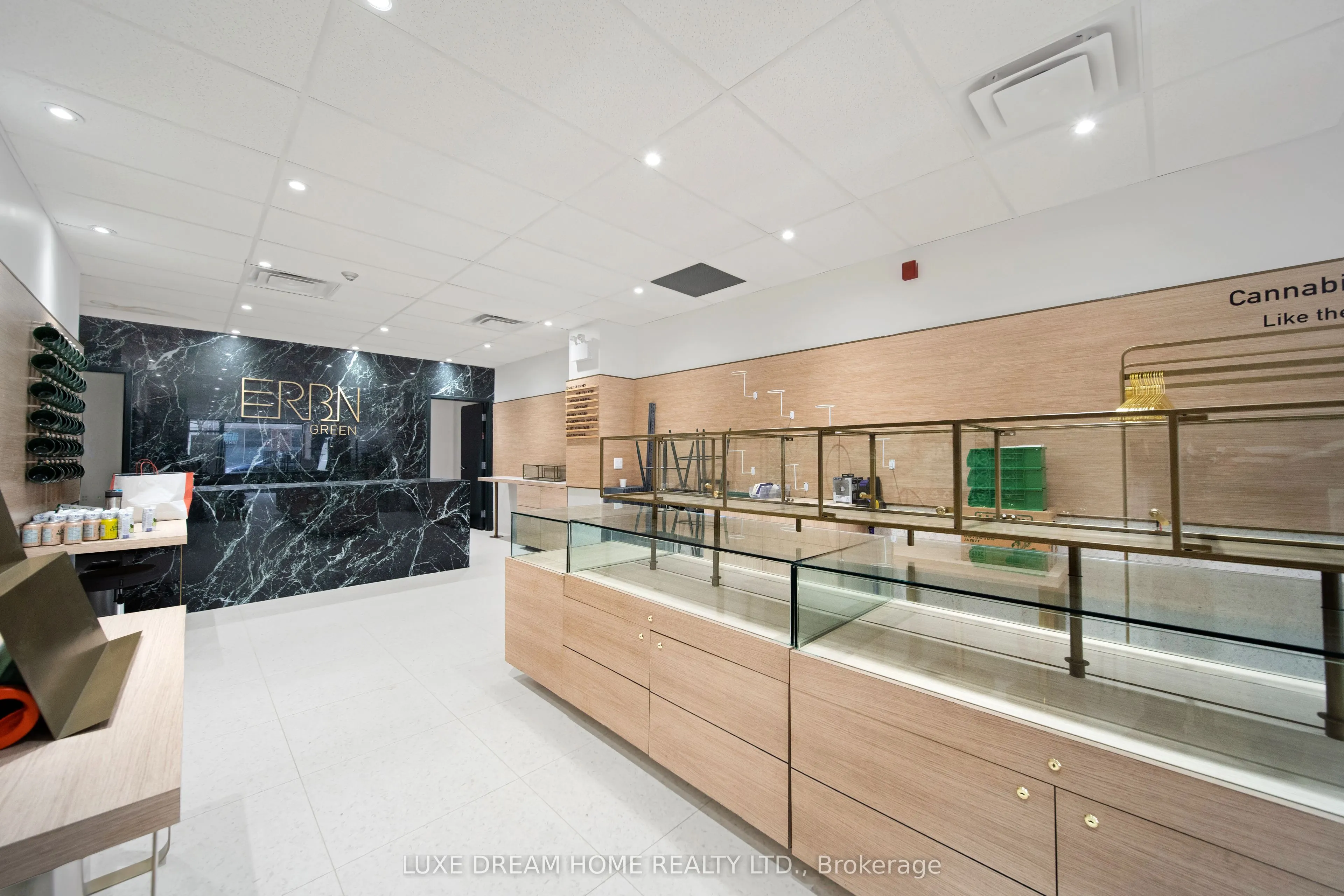 844 Dundas Street W