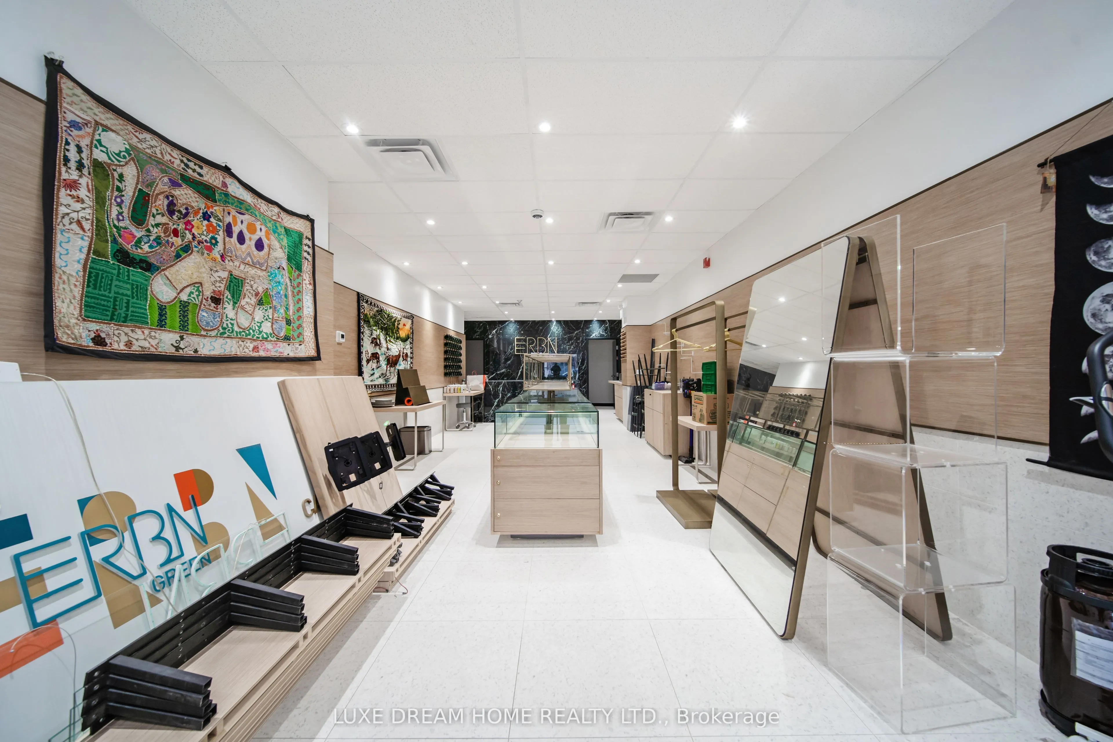 844 Dundas Street W