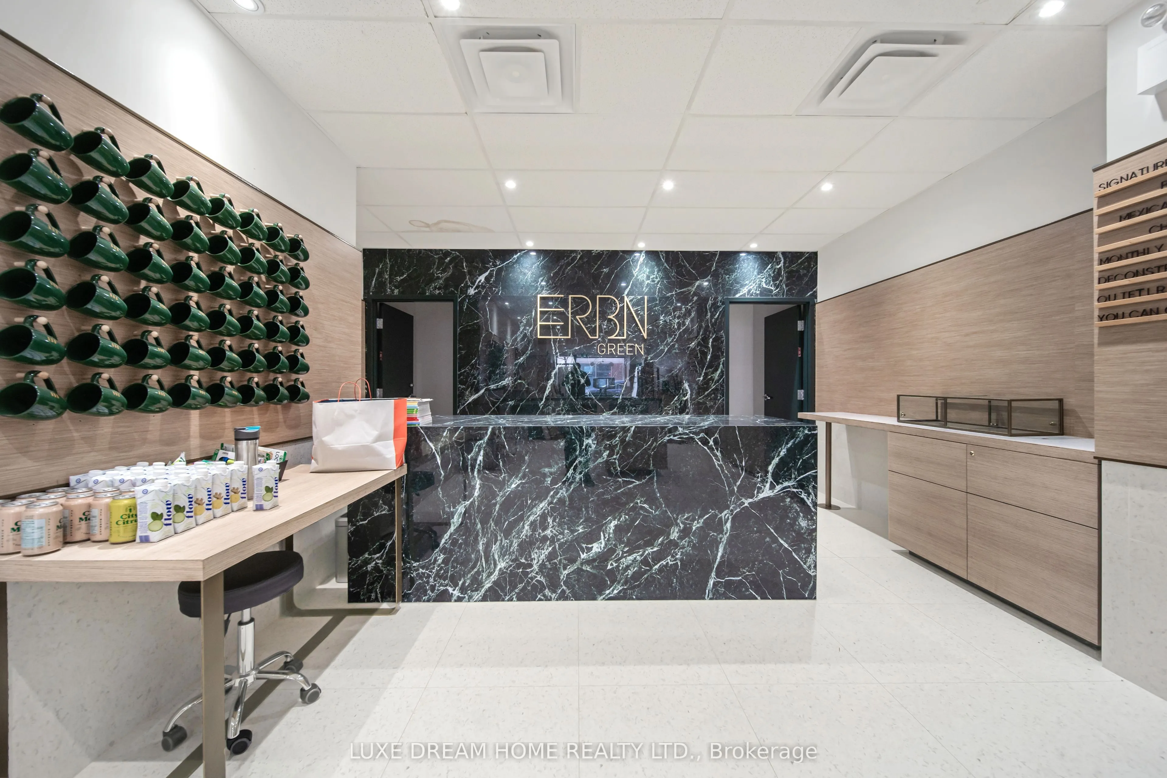 844 Dundas Street W