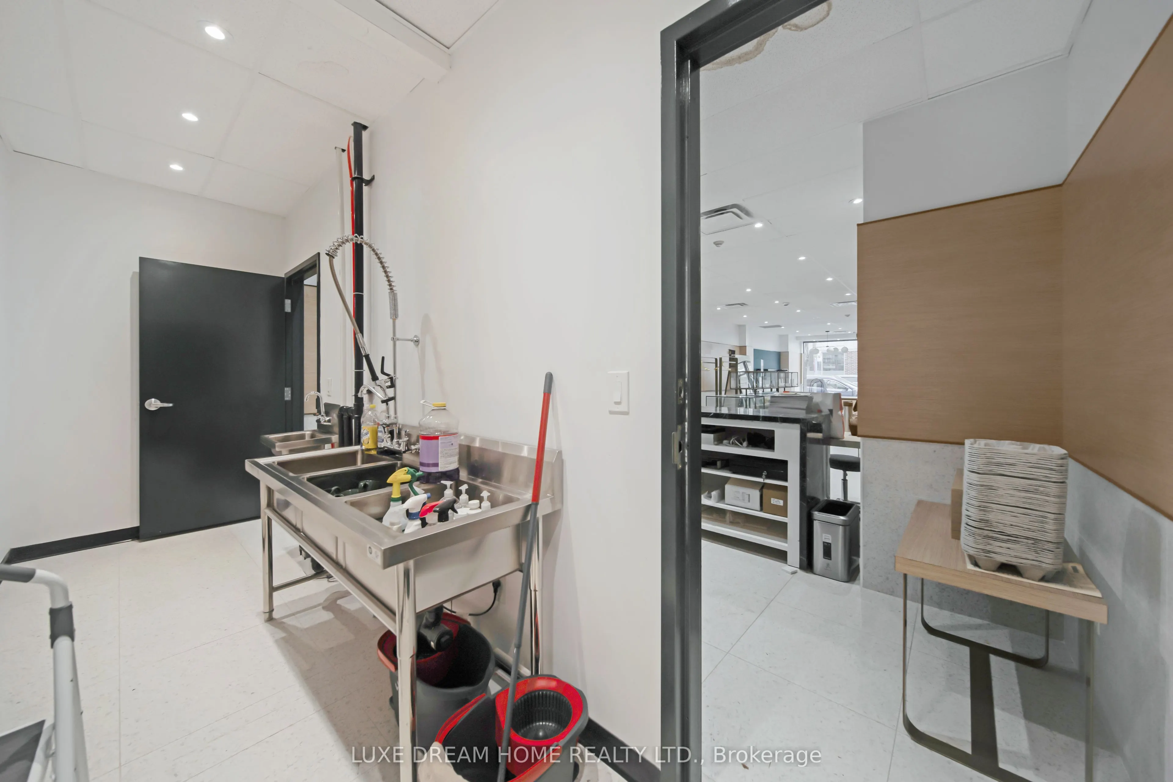 844 Dundas Street W