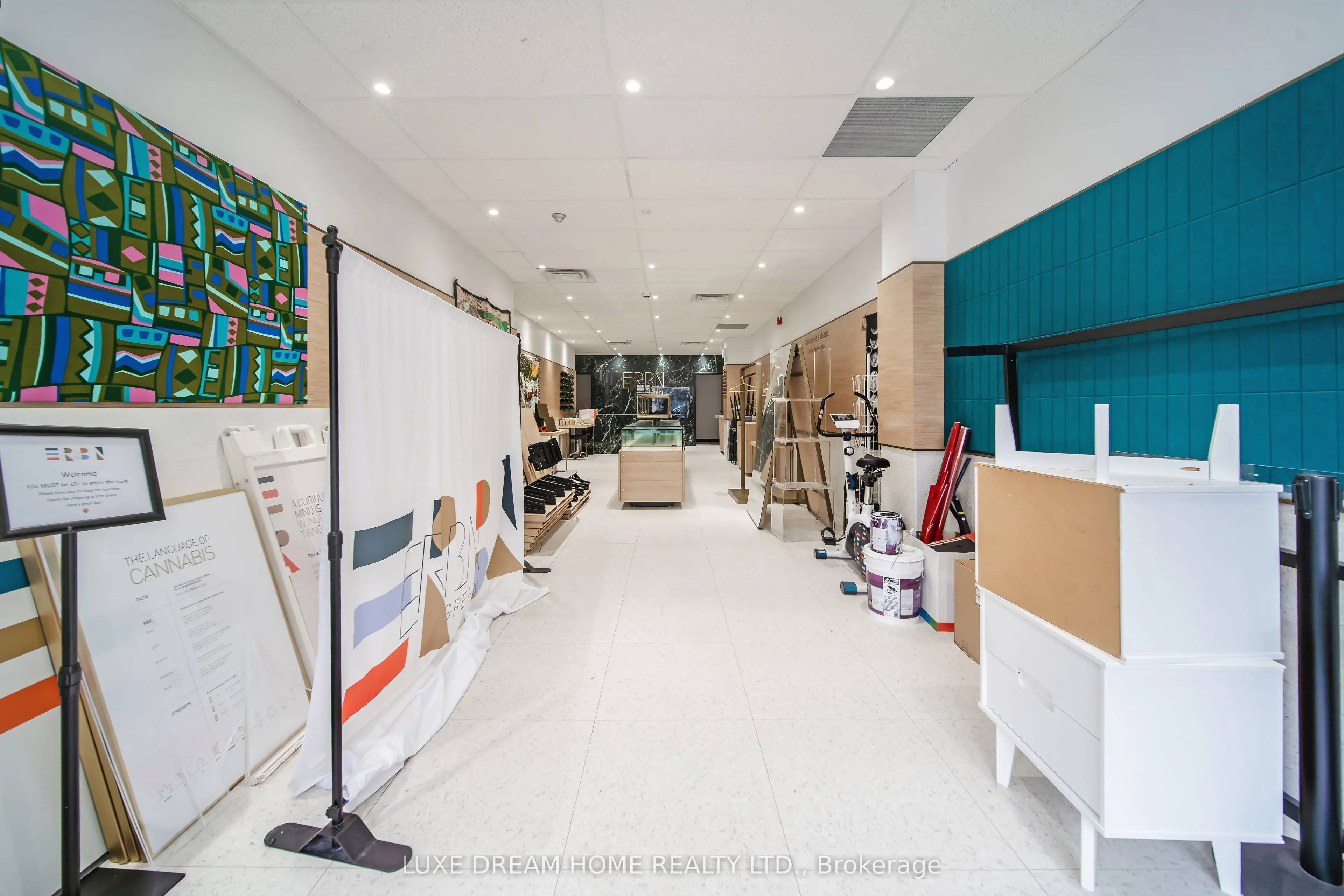 844 Dundas Street W