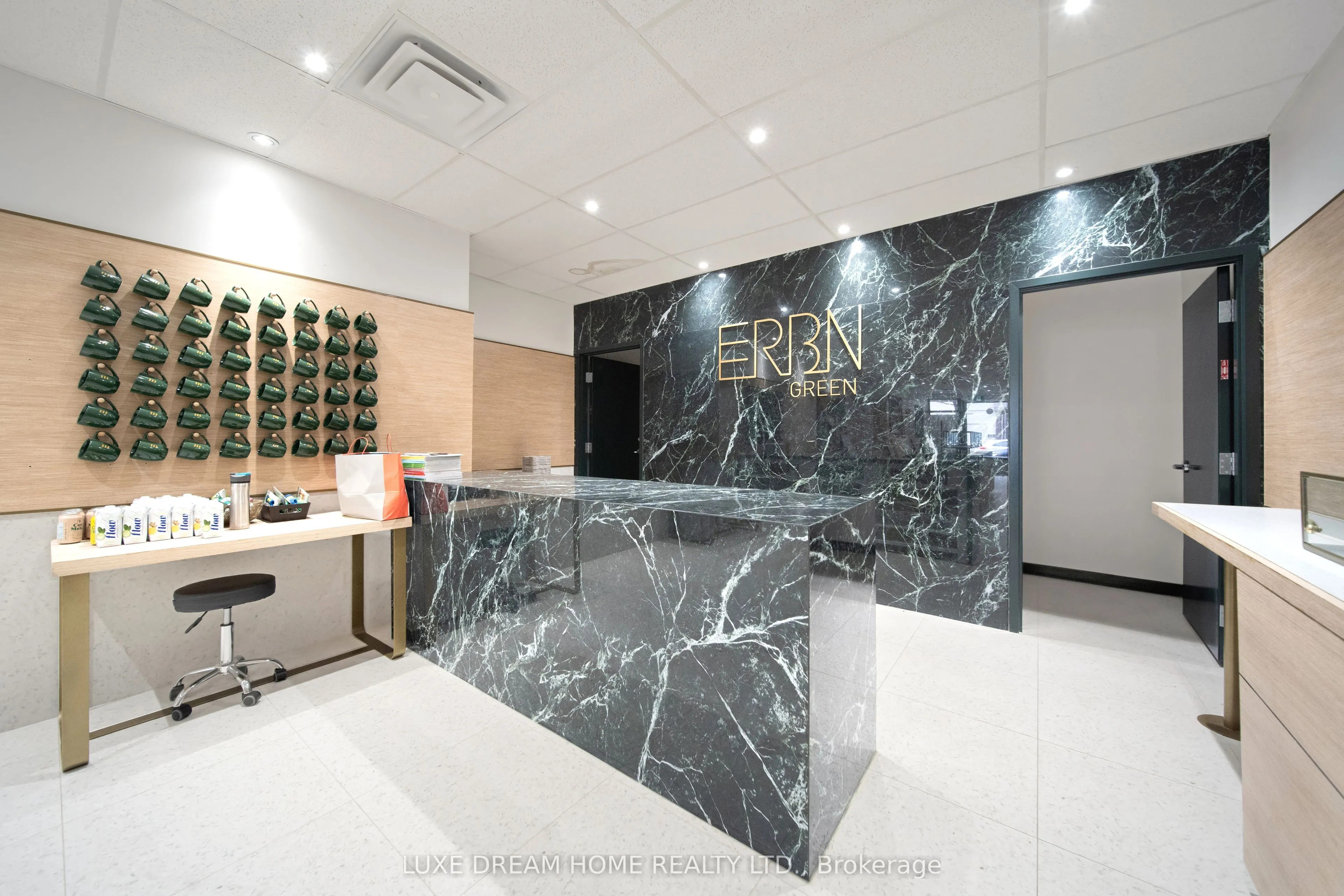 844 Dundas Street W