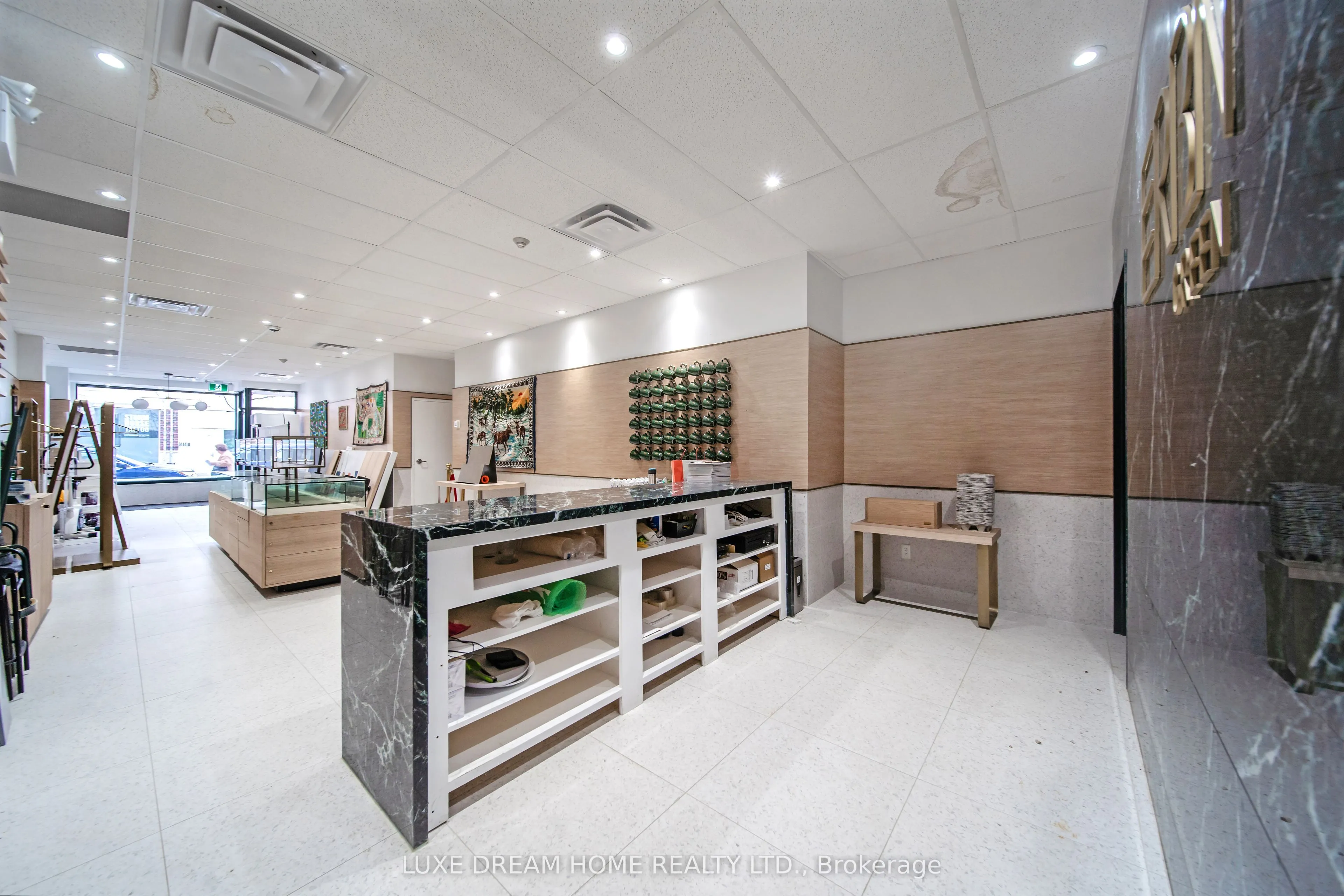 844 Dundas Street W