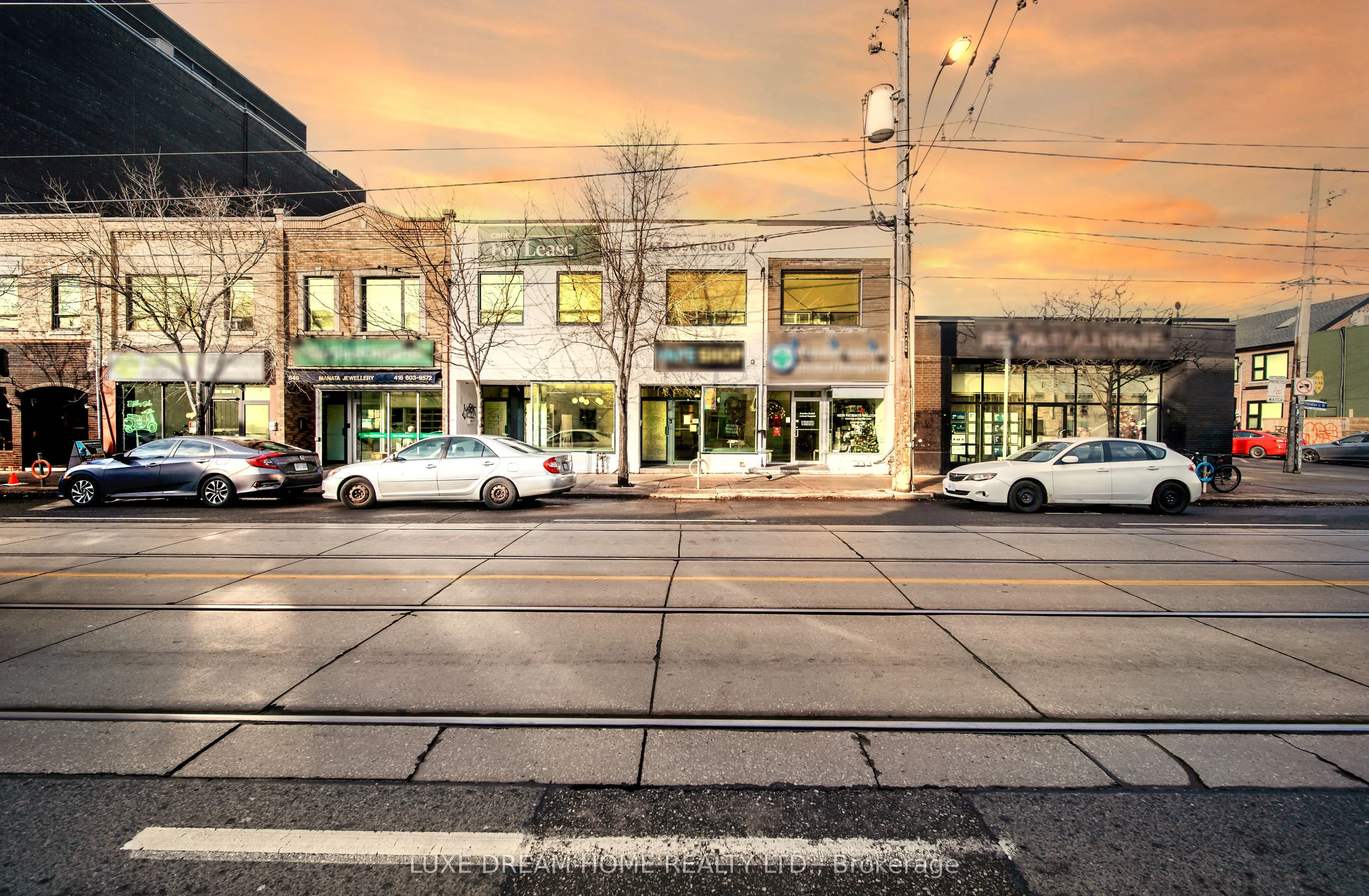 844 Dundas Street W