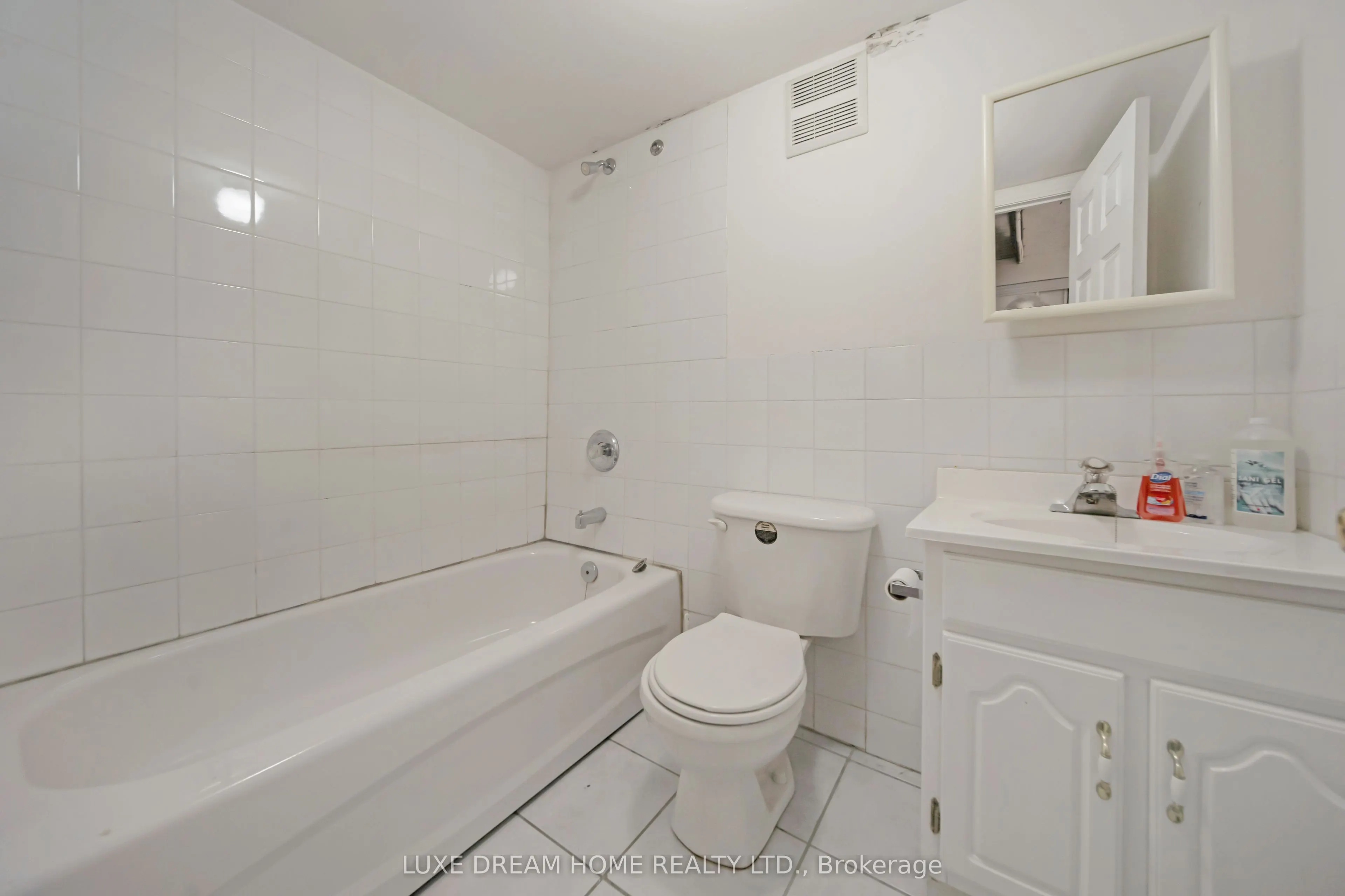 844 Dundas Street W
