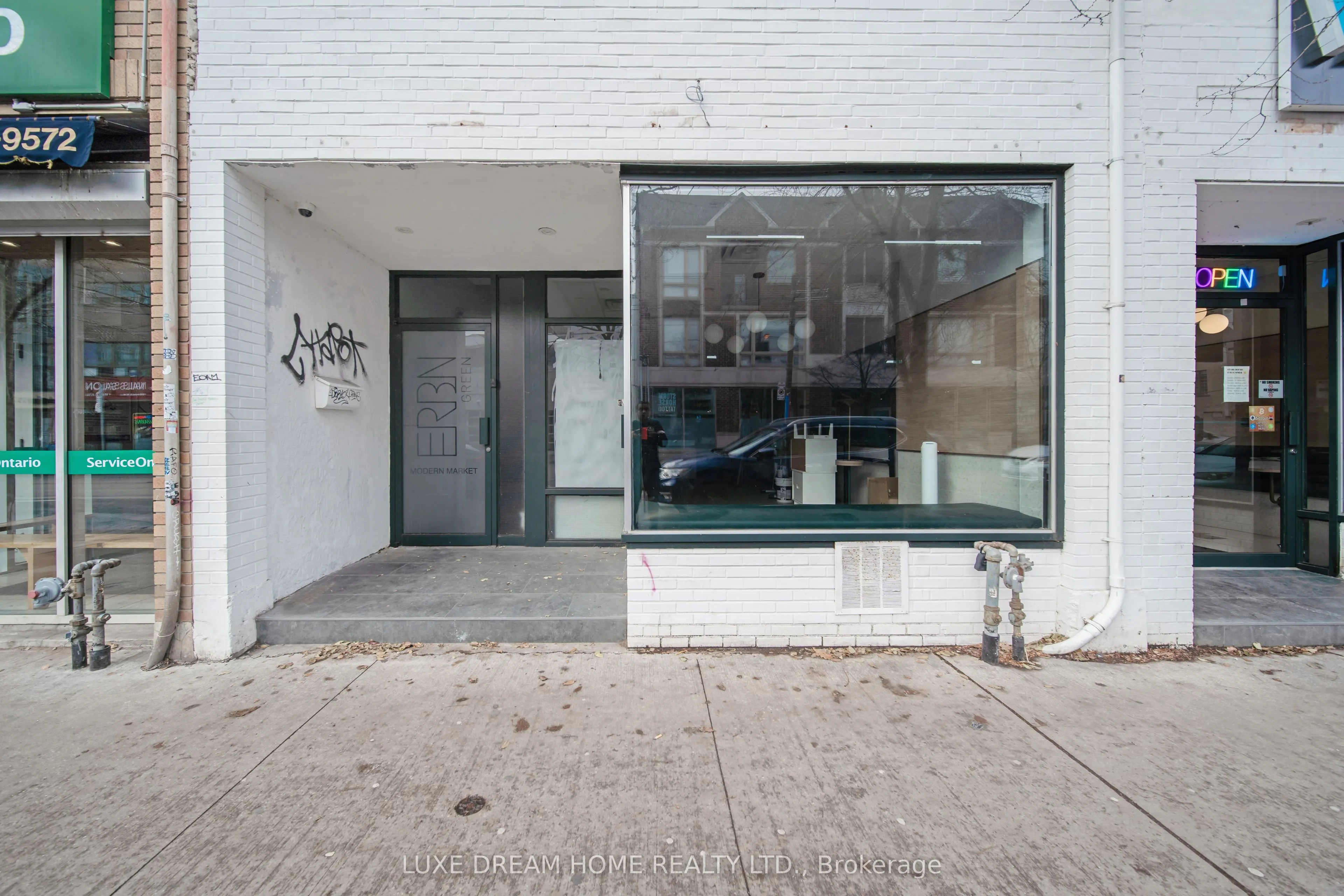 844 Dundas Street W