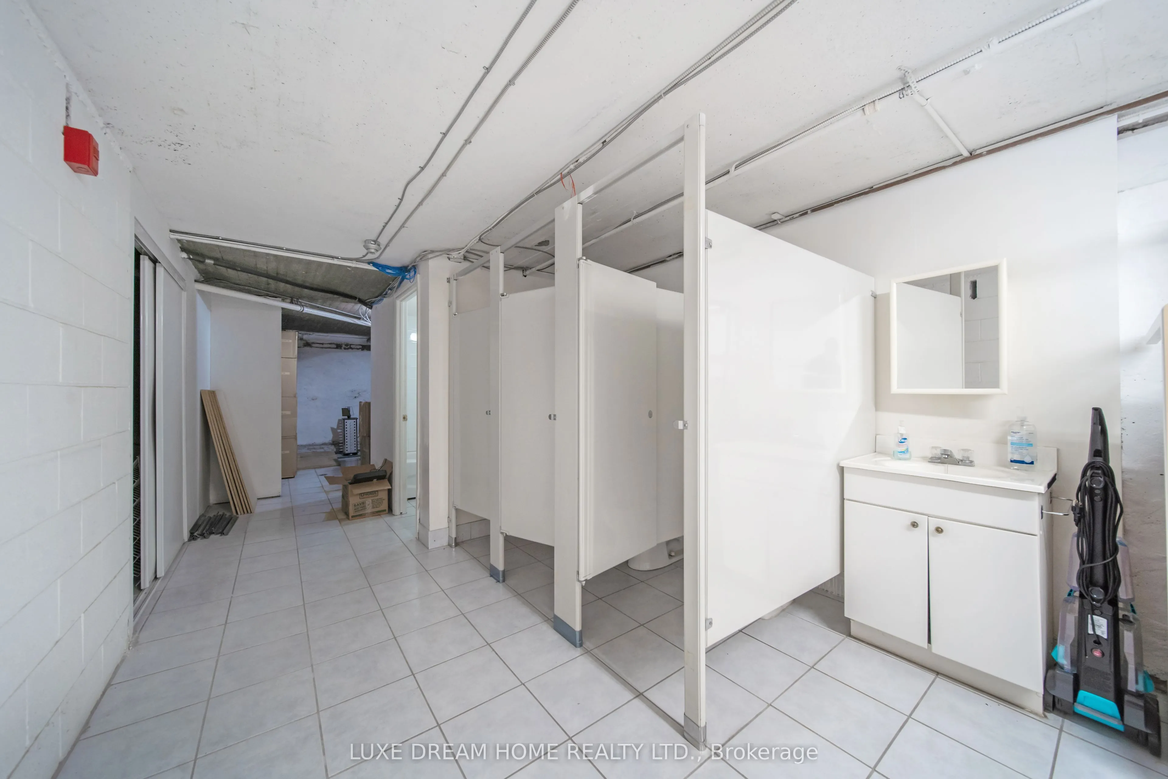 844 Dundas Street W