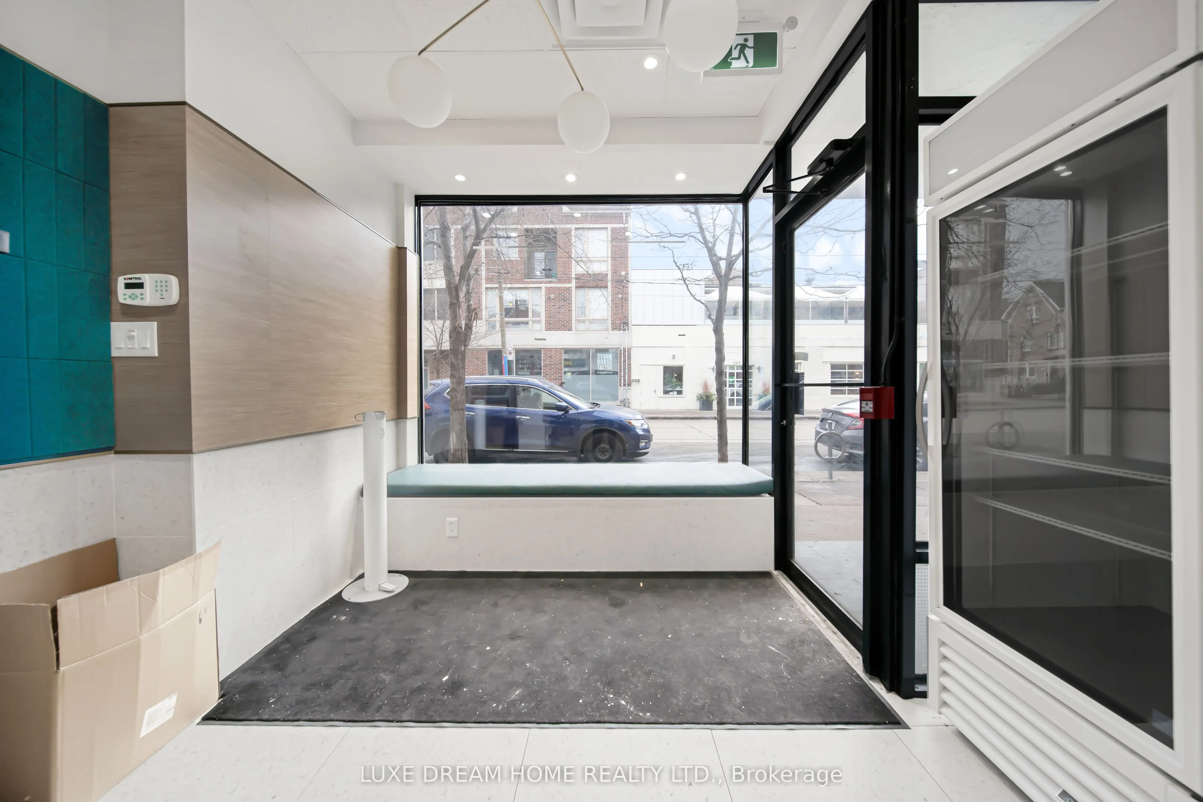 844 Dundas Street W
