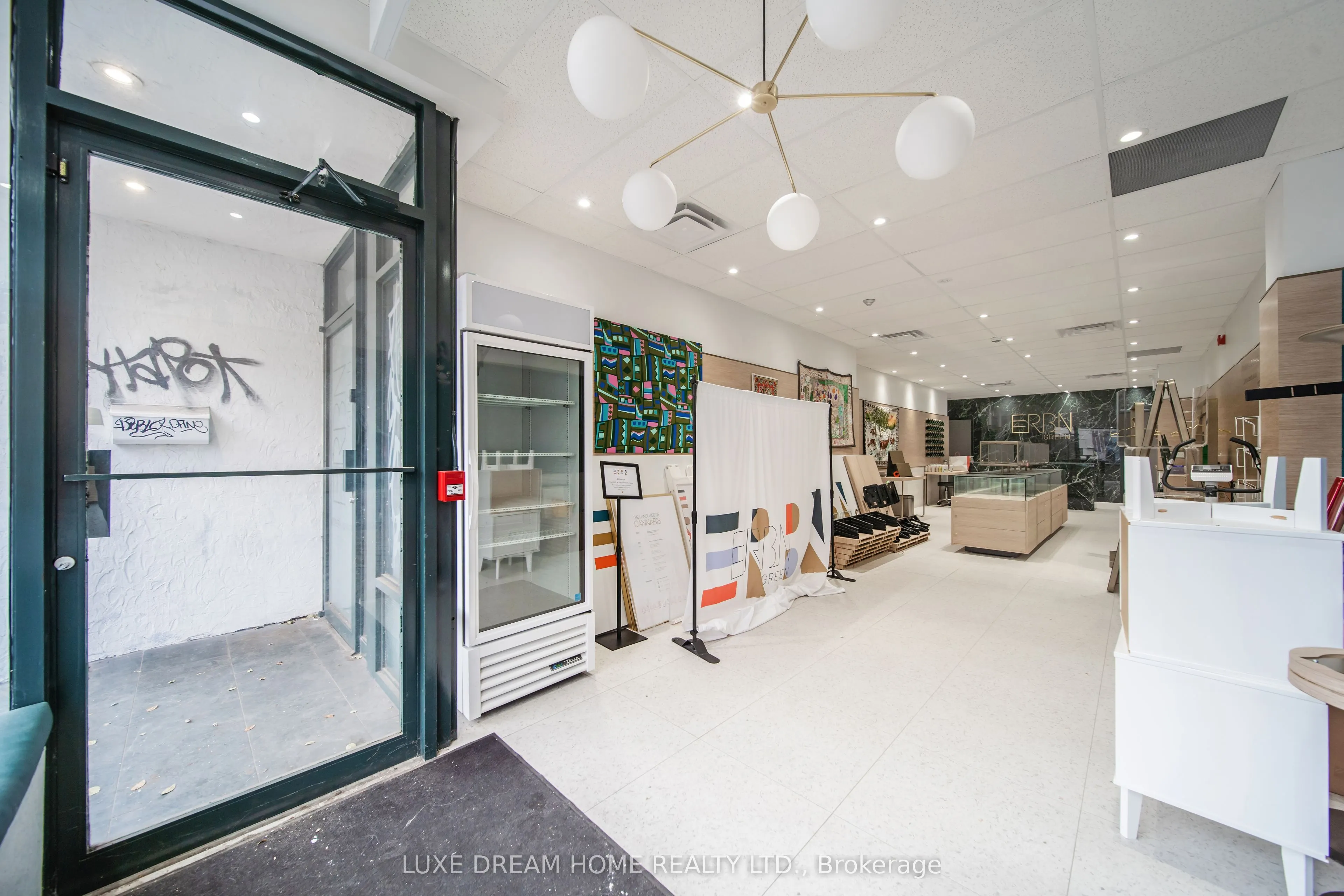 844 Dundas Street W