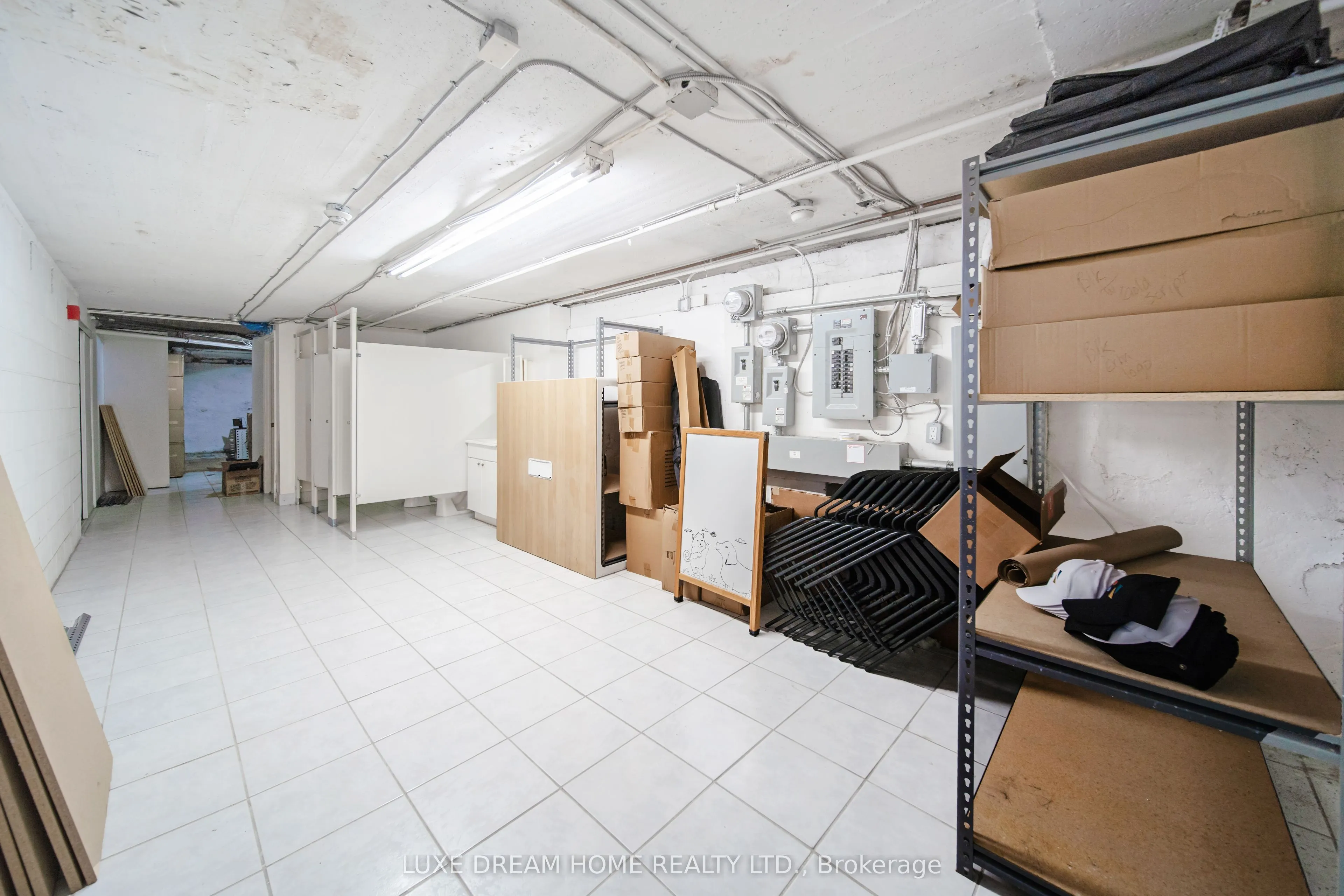 844 Dundas Street W