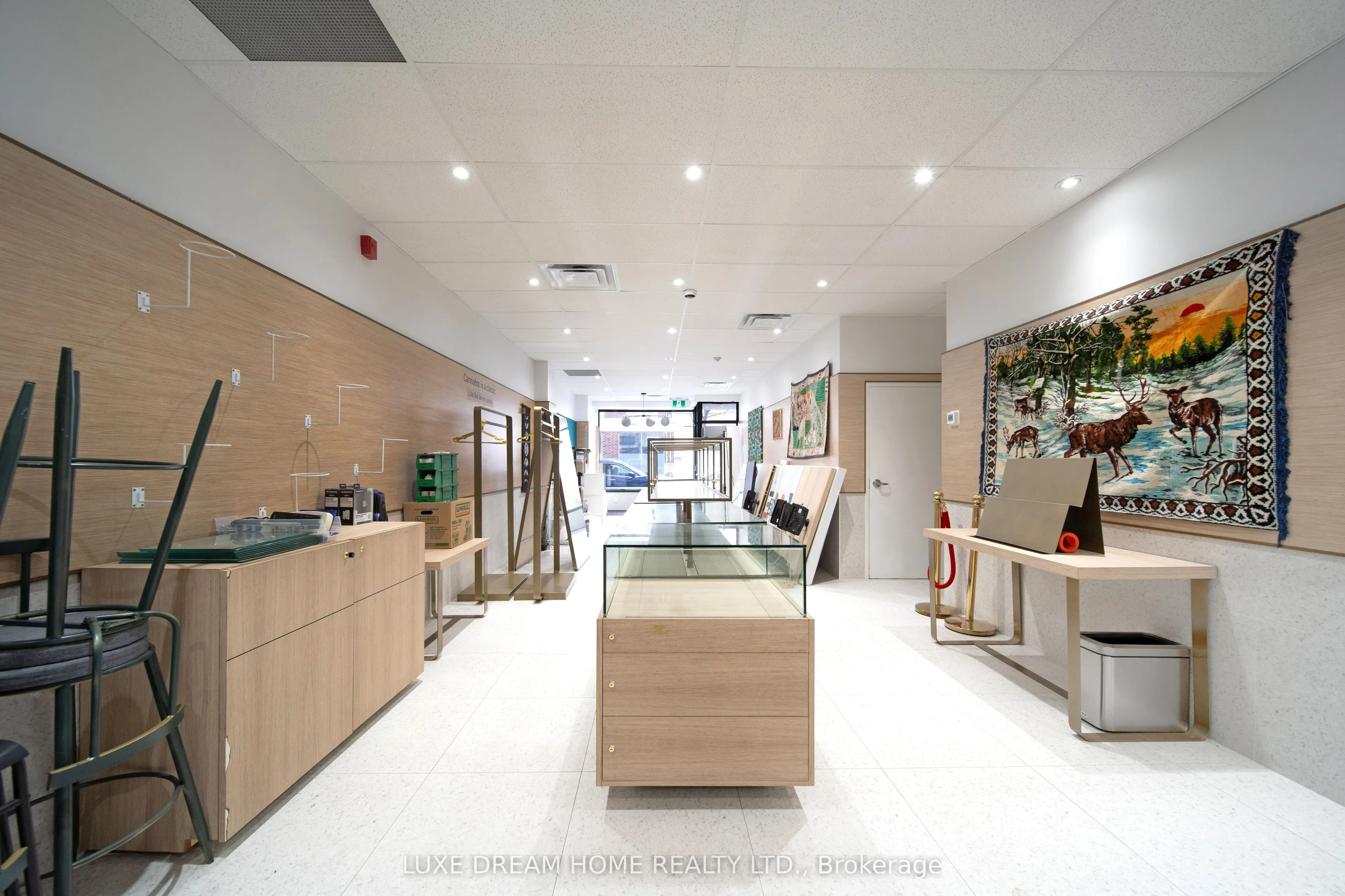 844 Dundas Street W