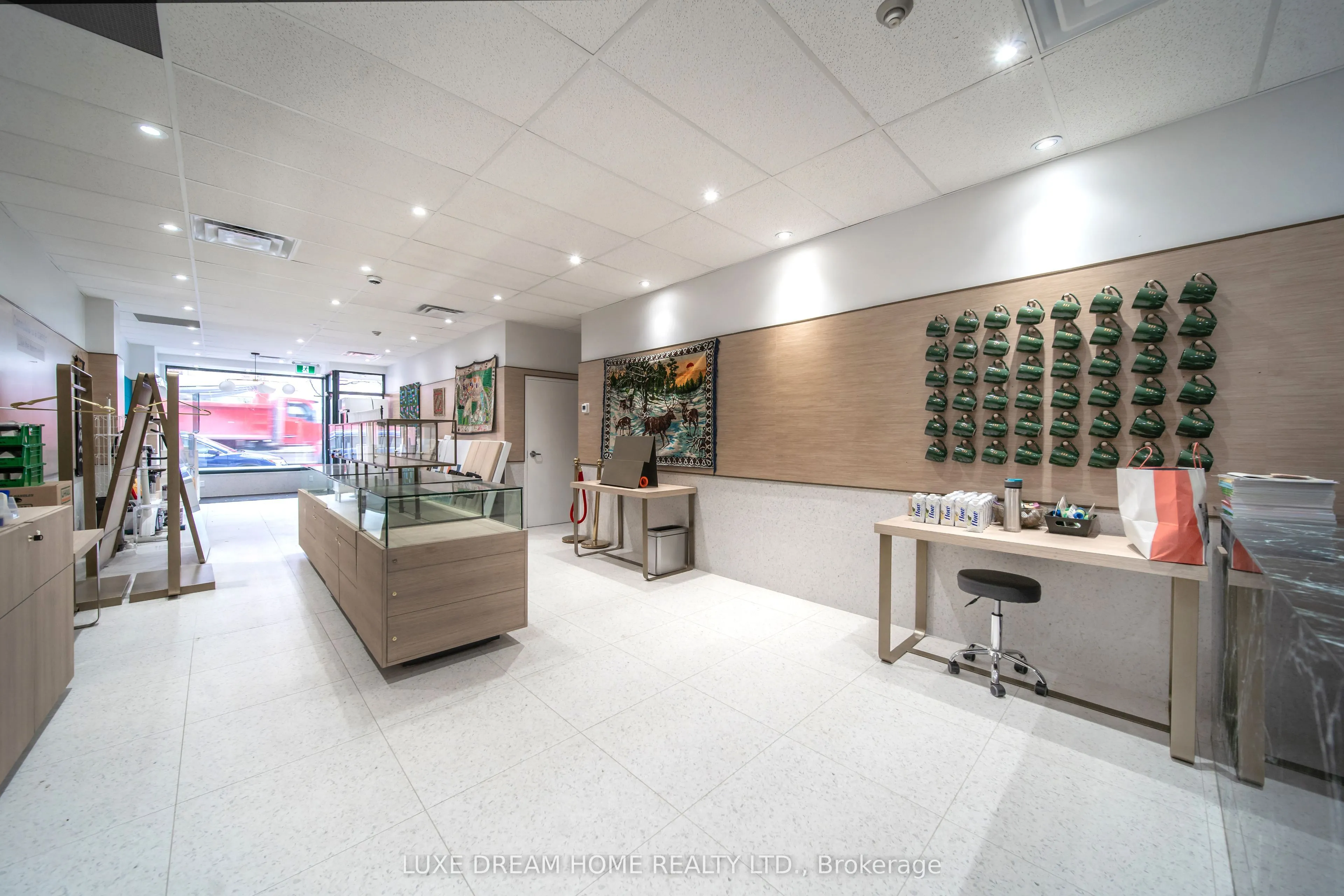 844 Dundas Street W