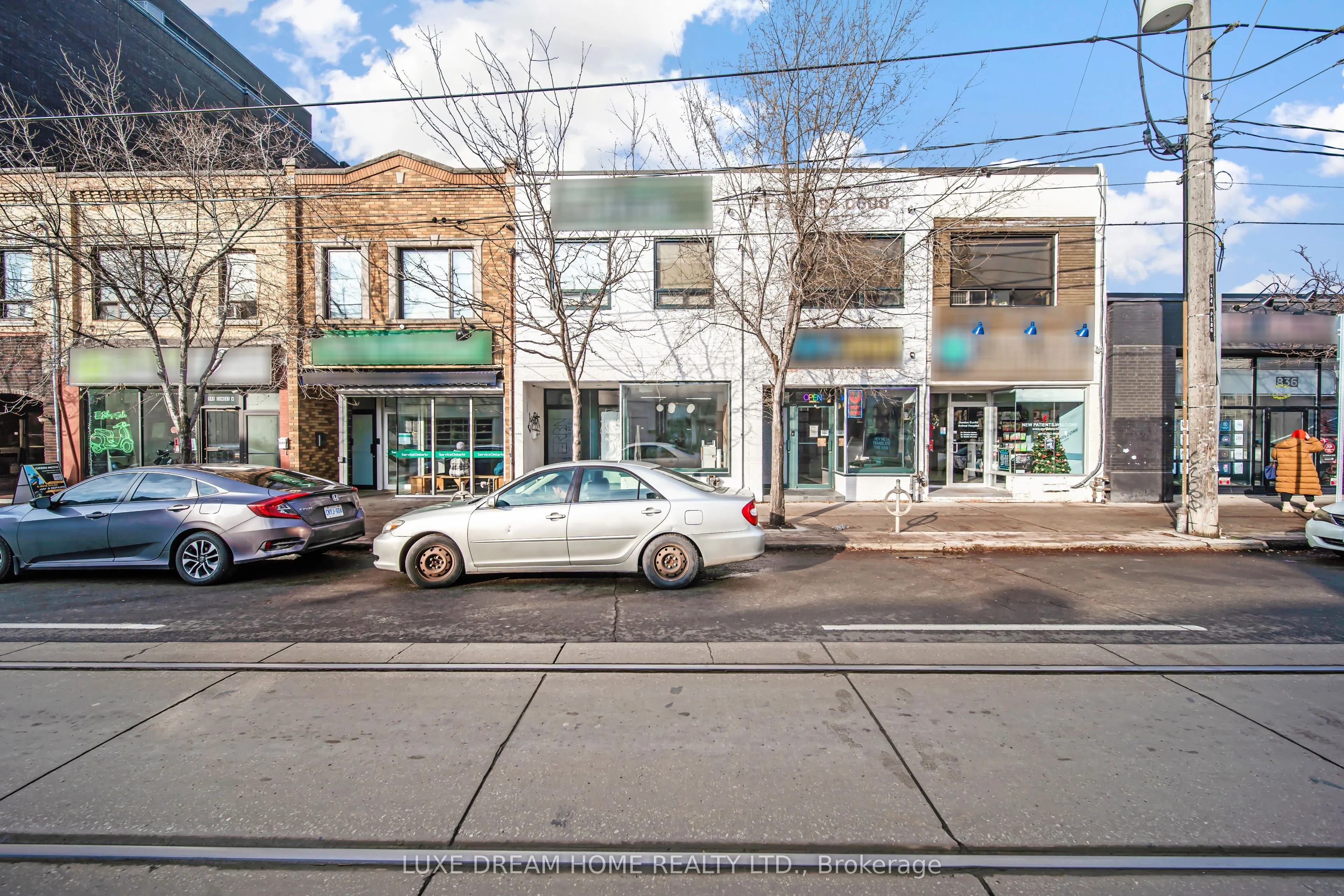 844 Dundas Street W