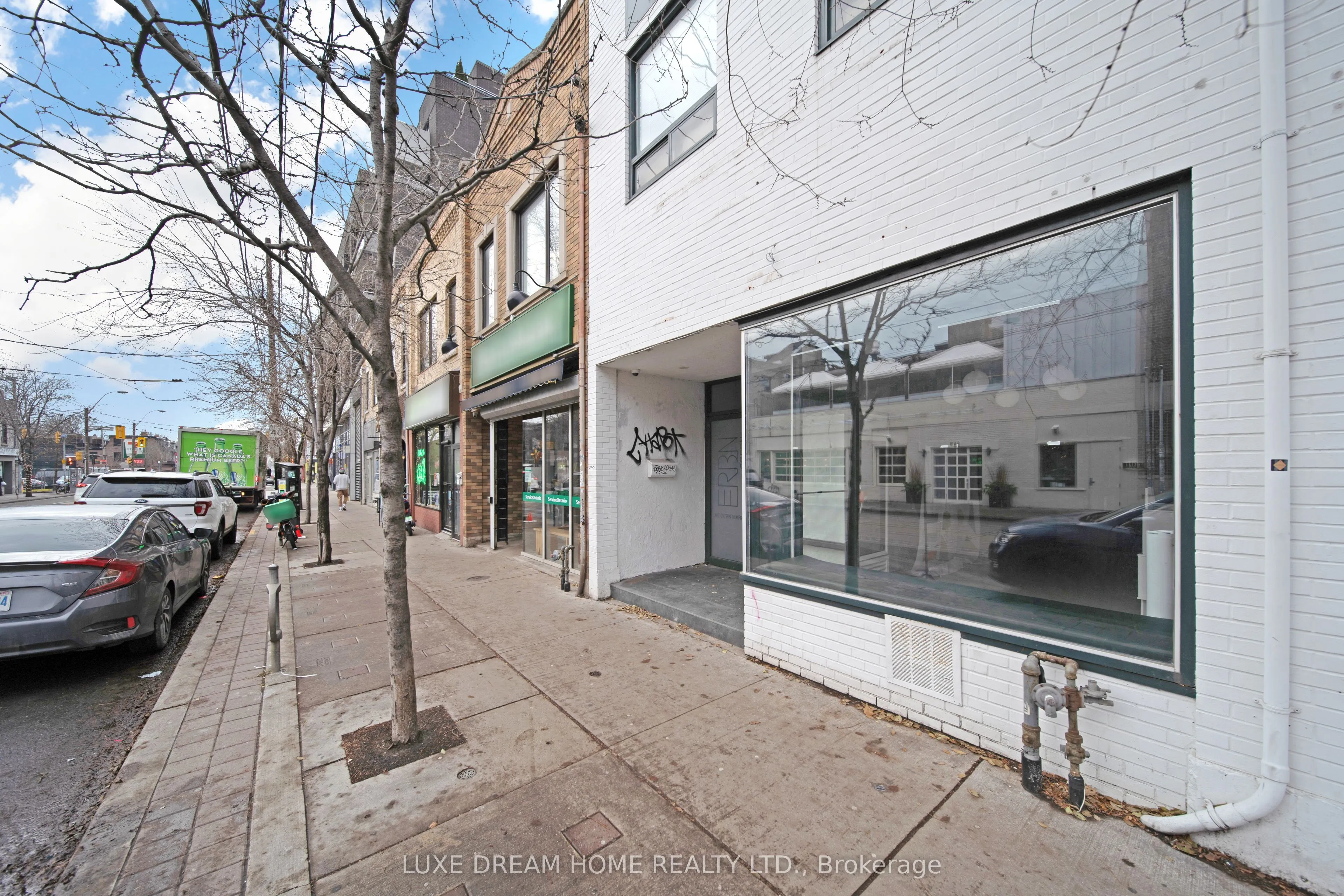 844 Dundas Street W