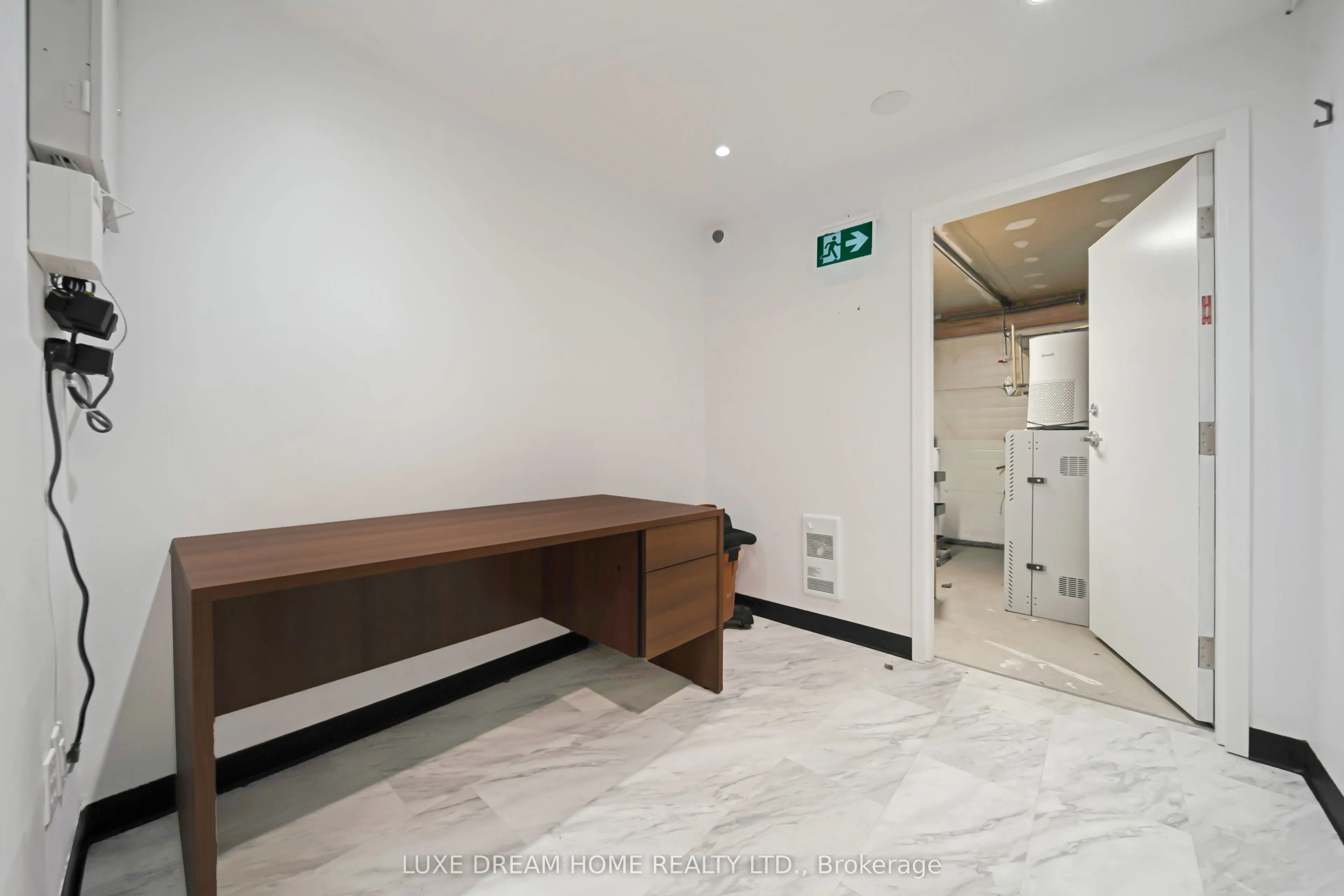 844 Dundas Street W