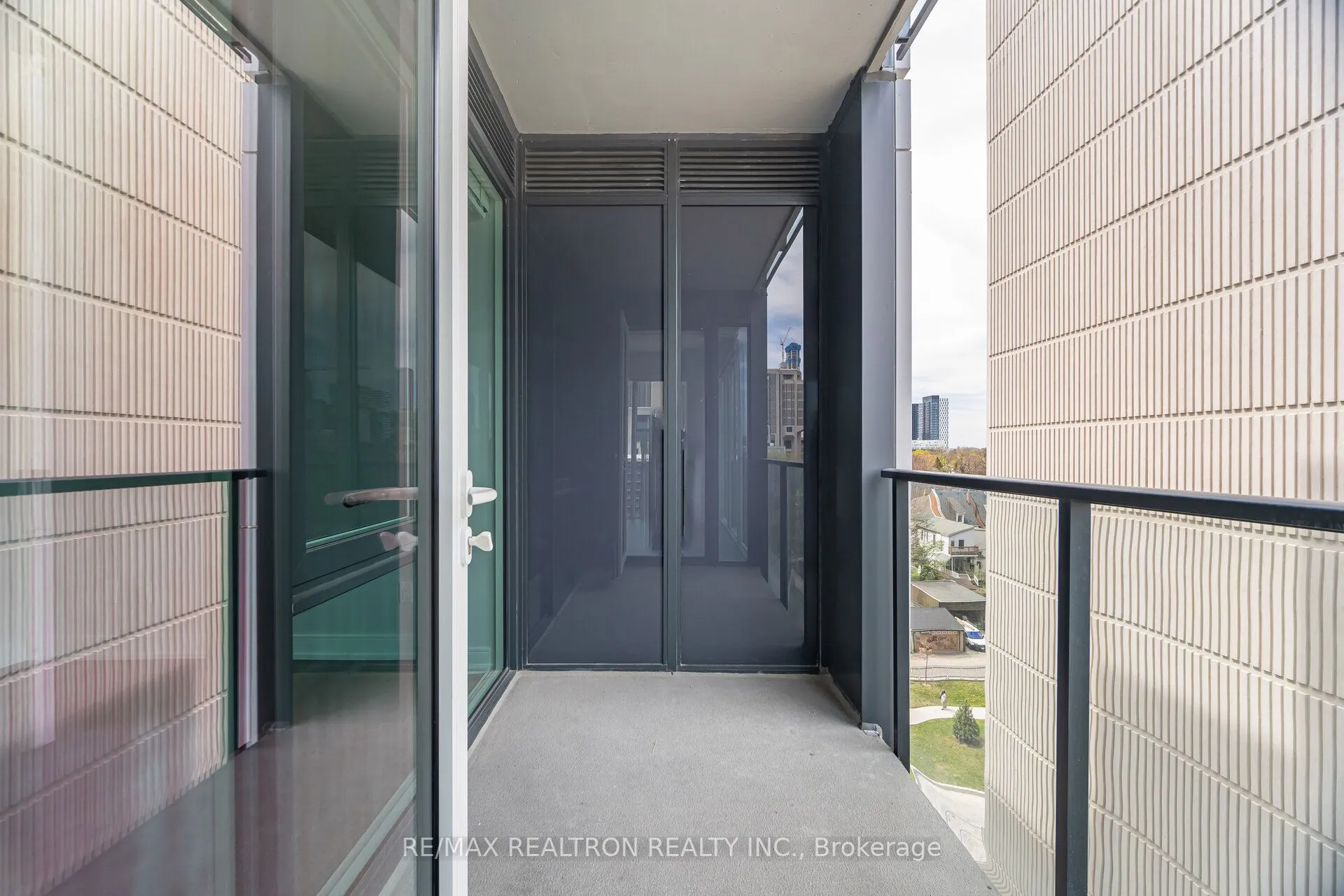 664 Spadina Avenue, #407