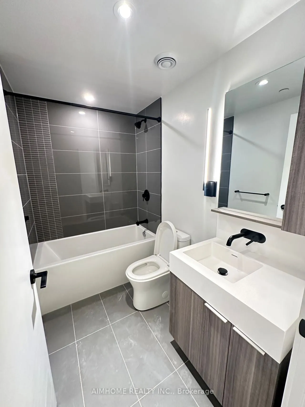 117 Broadway Avenue, #610