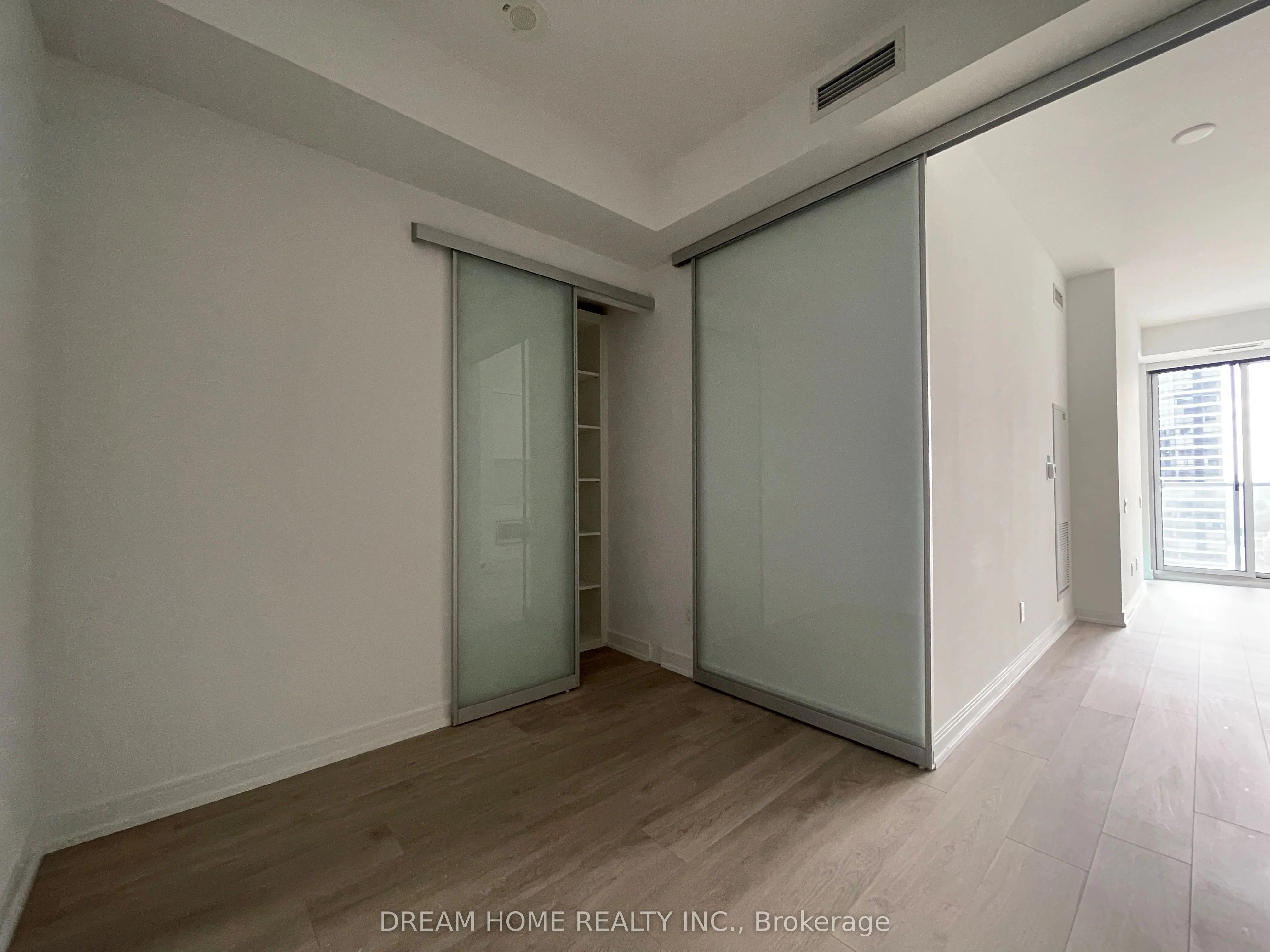 3 Gloucester Street, #1810