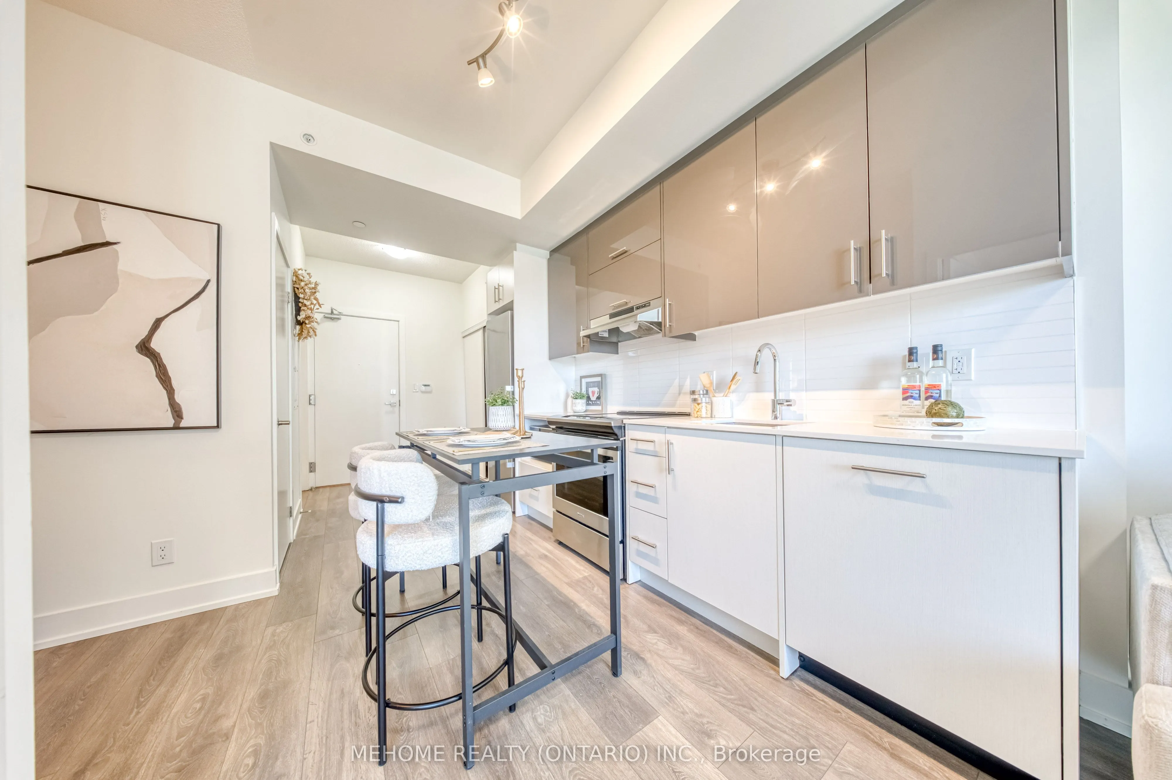 180 Fairview Mall Drive, #905