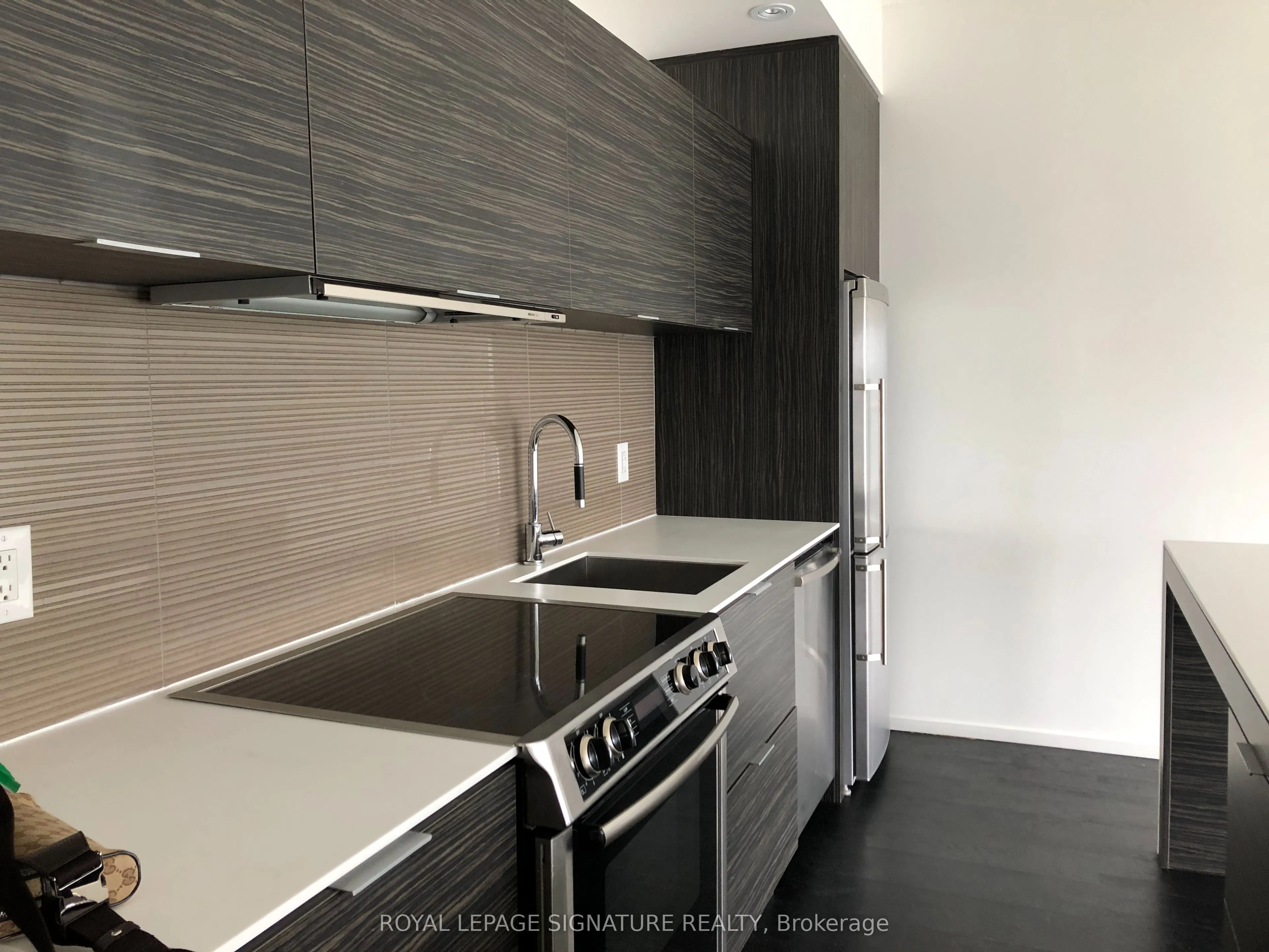 8 Charlotte Street, #2001
