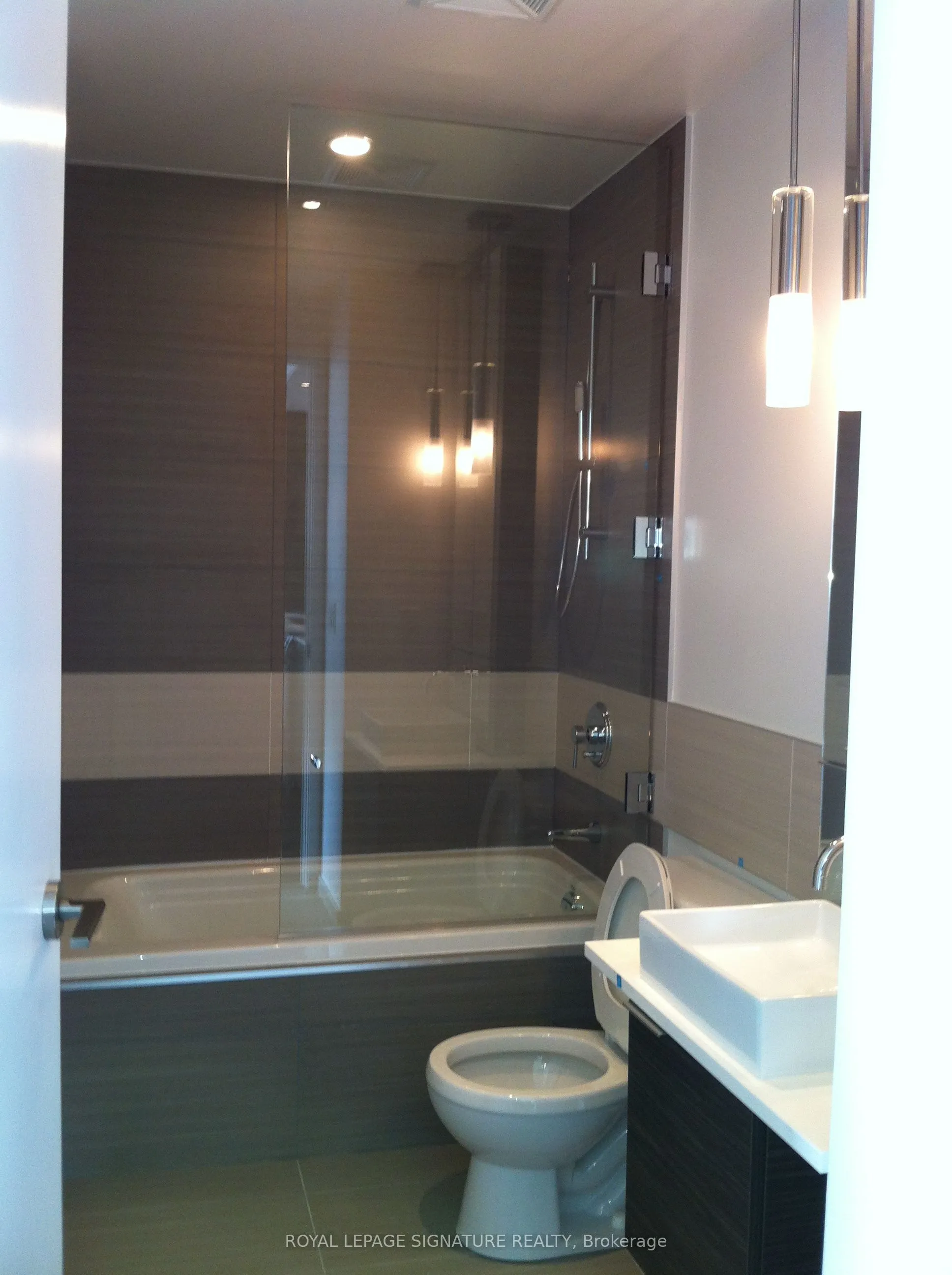 8 Charlotte Street, #2001