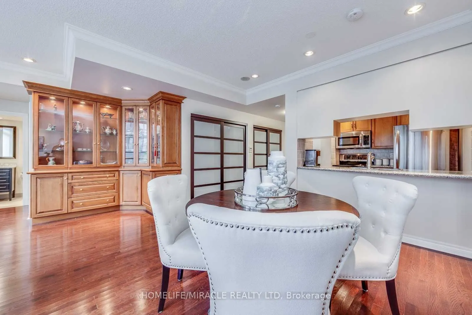 270 Wellington Street, #07