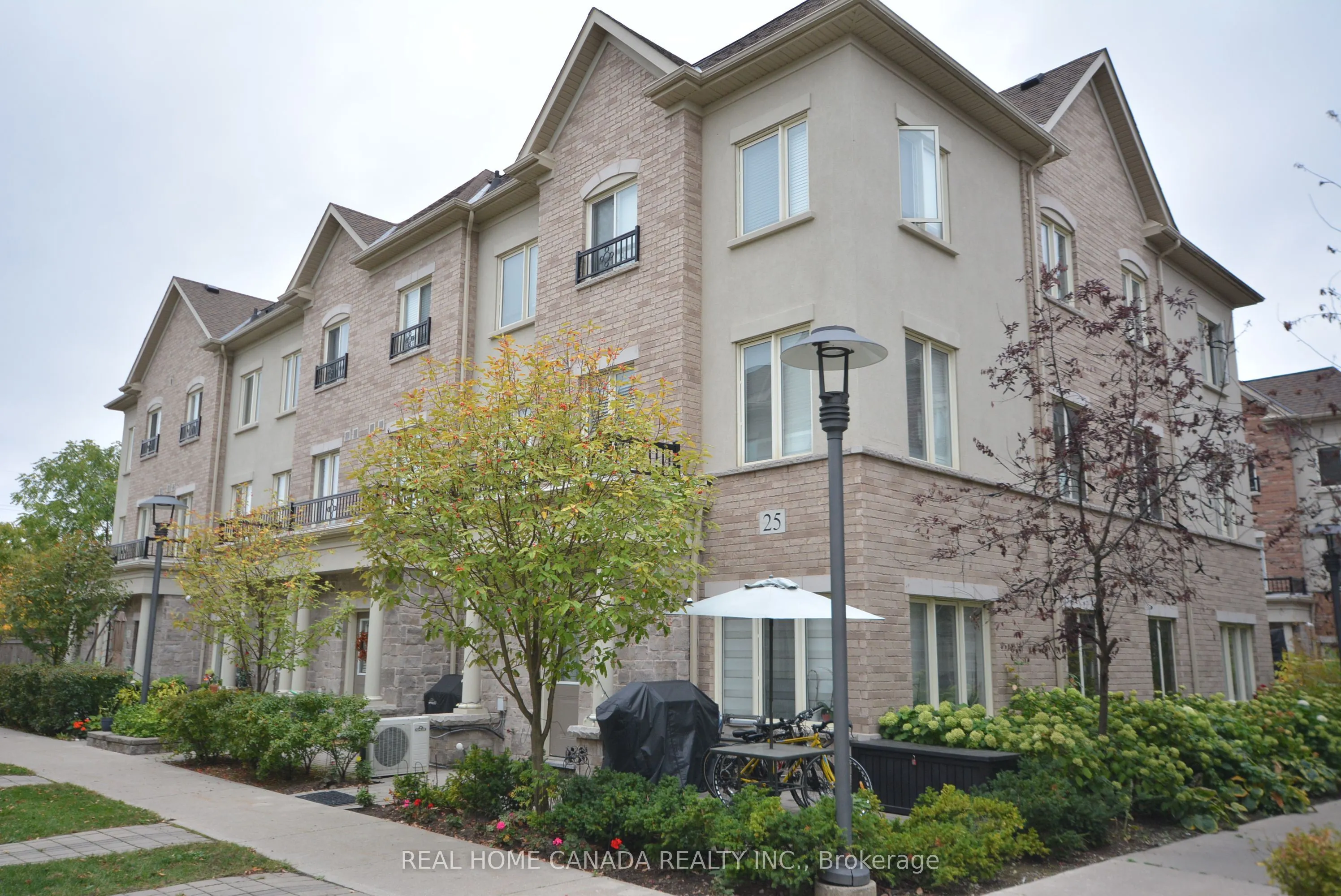 25 Coneflower Crescent, #Th 14