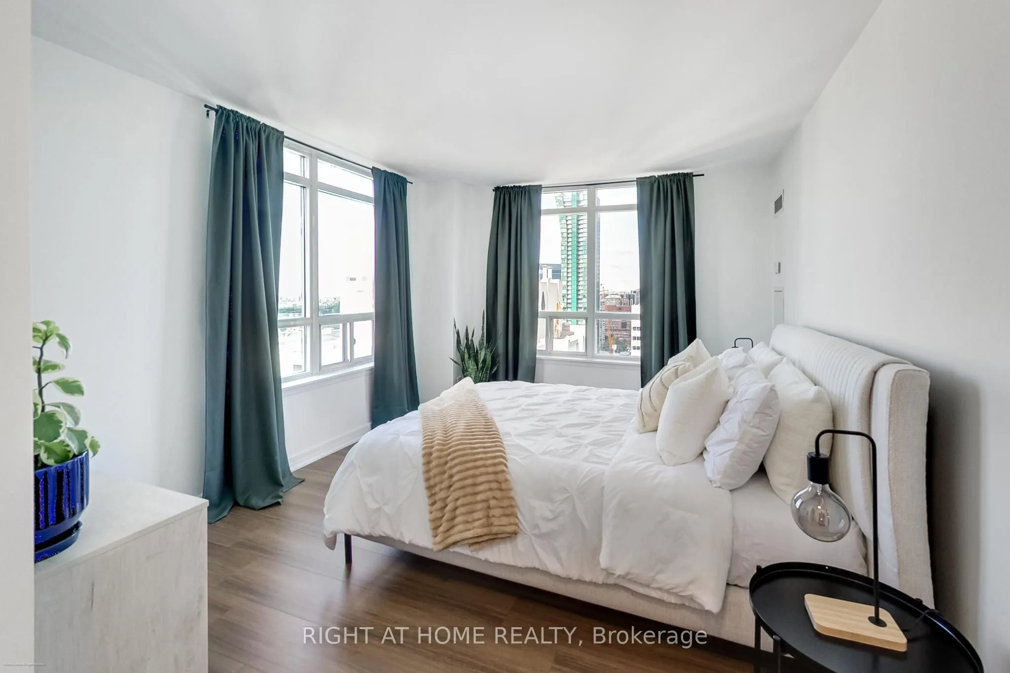 16 Harrison Garden Boulevard, #Lph02