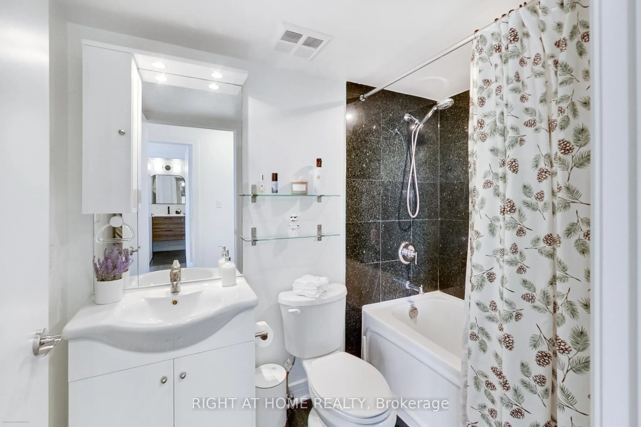 16 Harrison Garden Boulevard, #Lph02