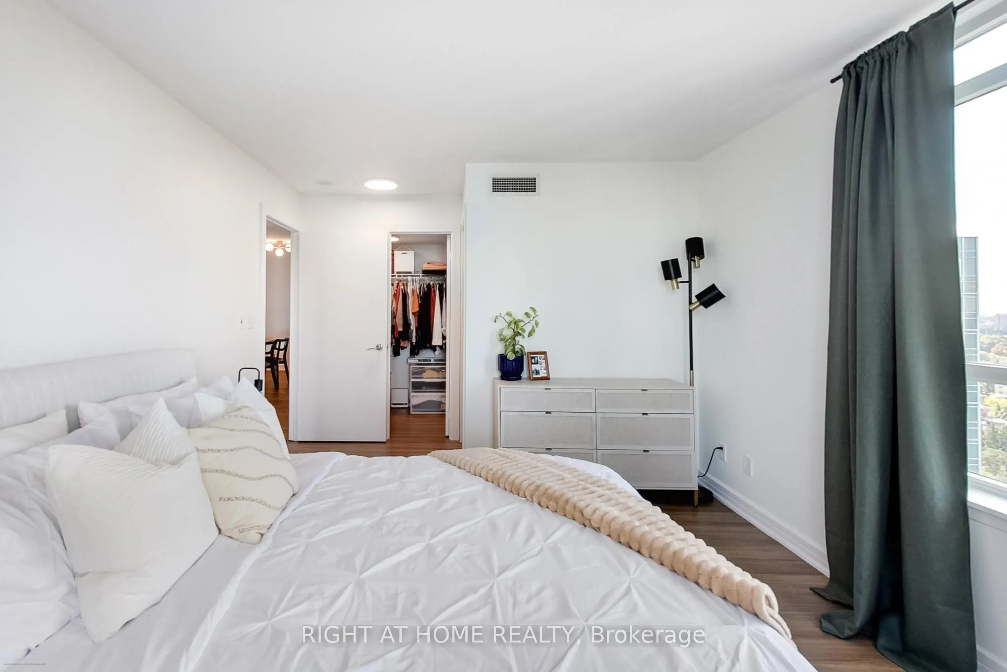 16 Harrison Garden Boulevard, #Lph02