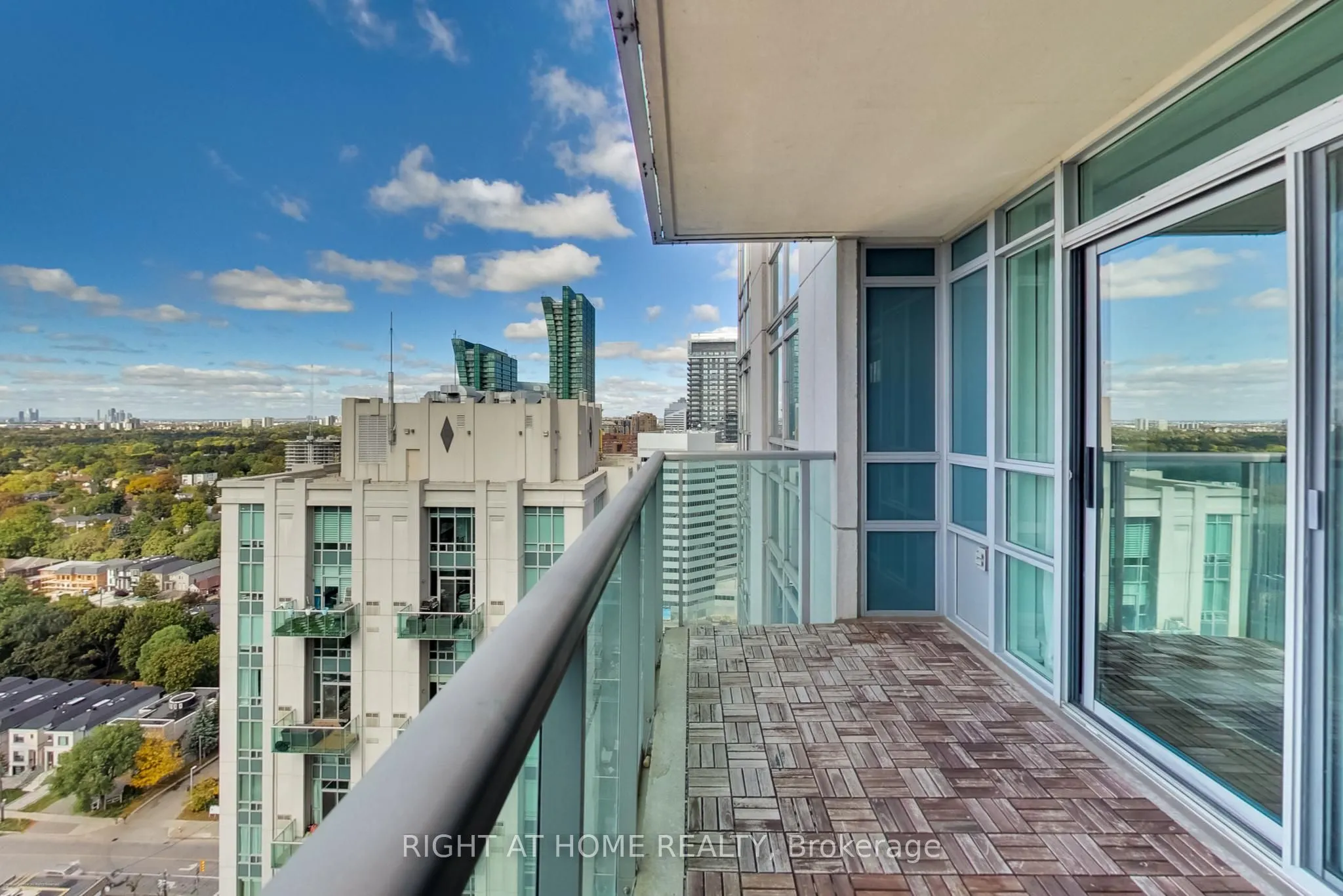 16 Harrison Garden Boulevard, #Lph02