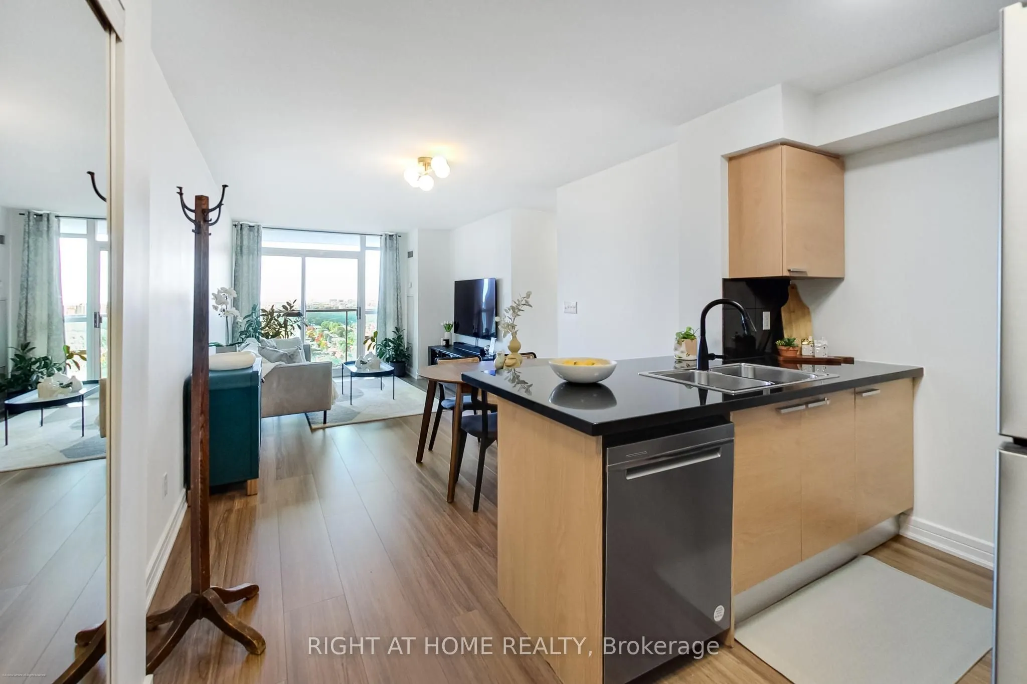 16 Harrison Garden Boulevard, #Lph02