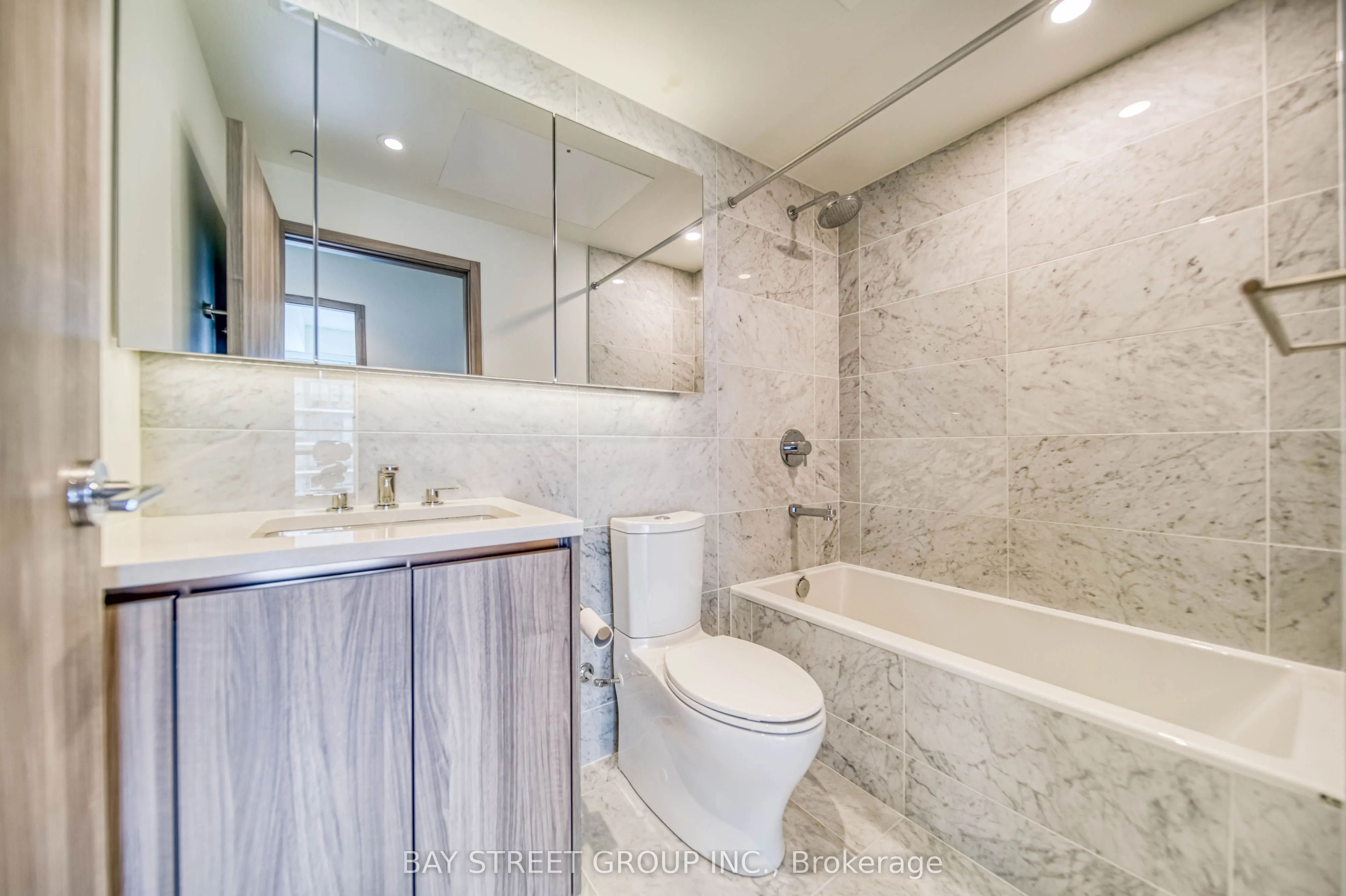 95 Mcmahon Drive, #3909