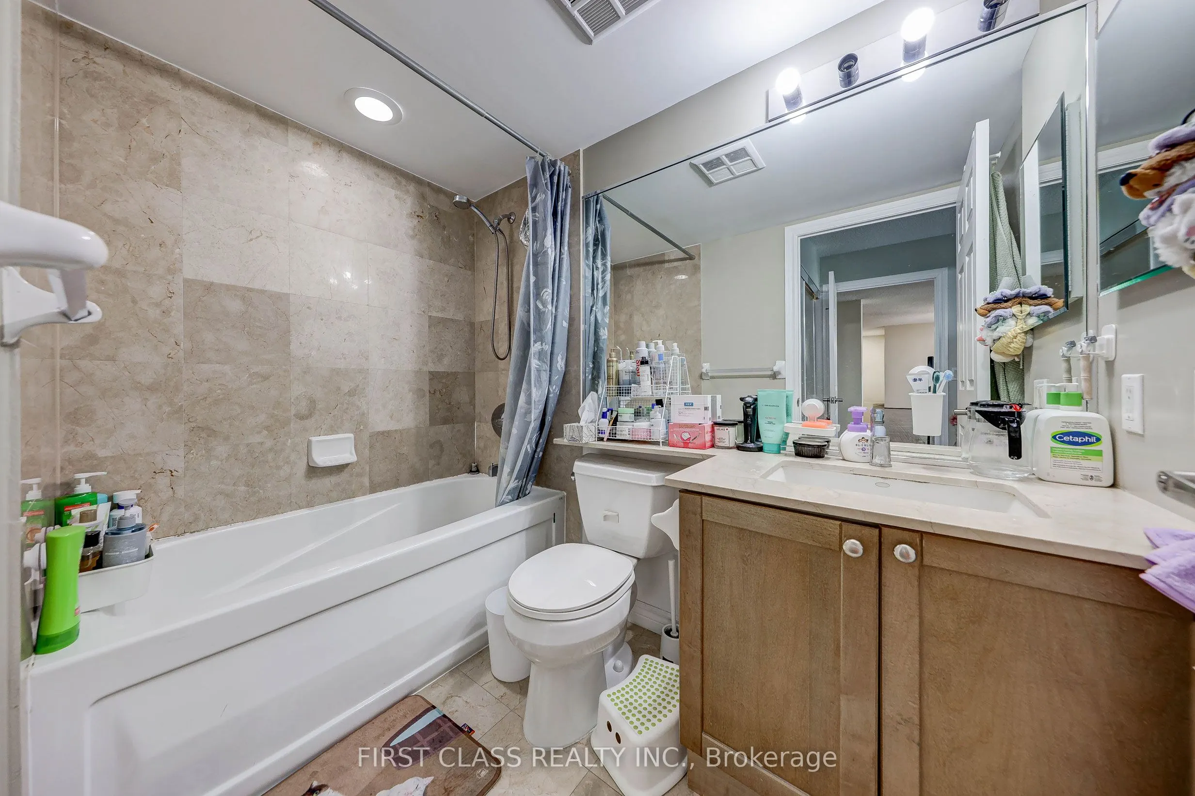 761 Bay Street, #2813