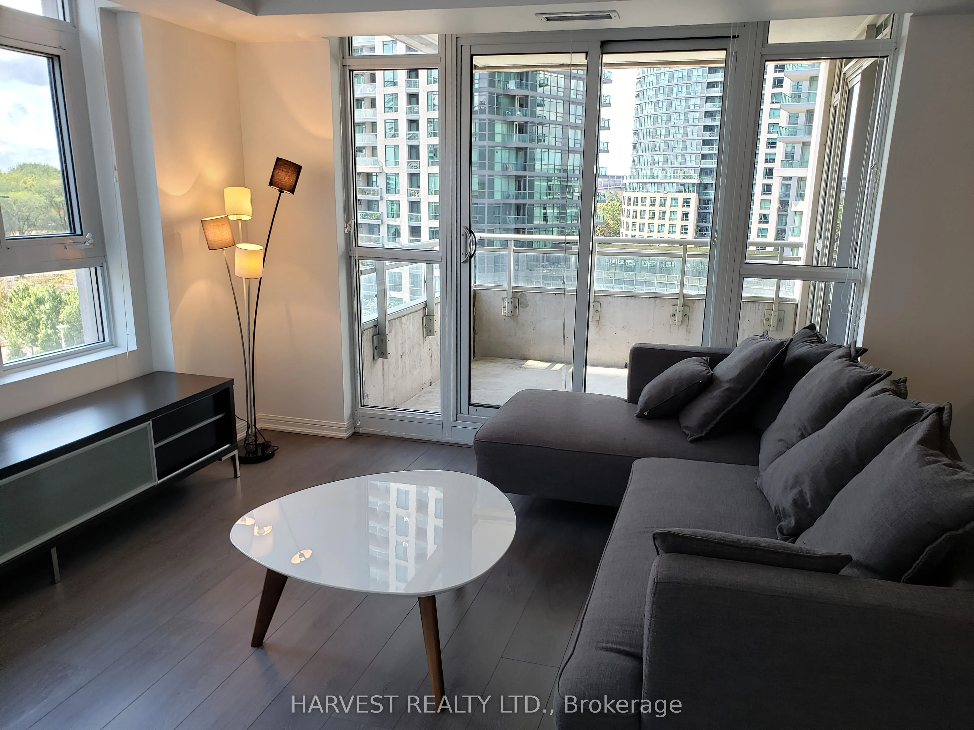 35 Bastion Street, #909