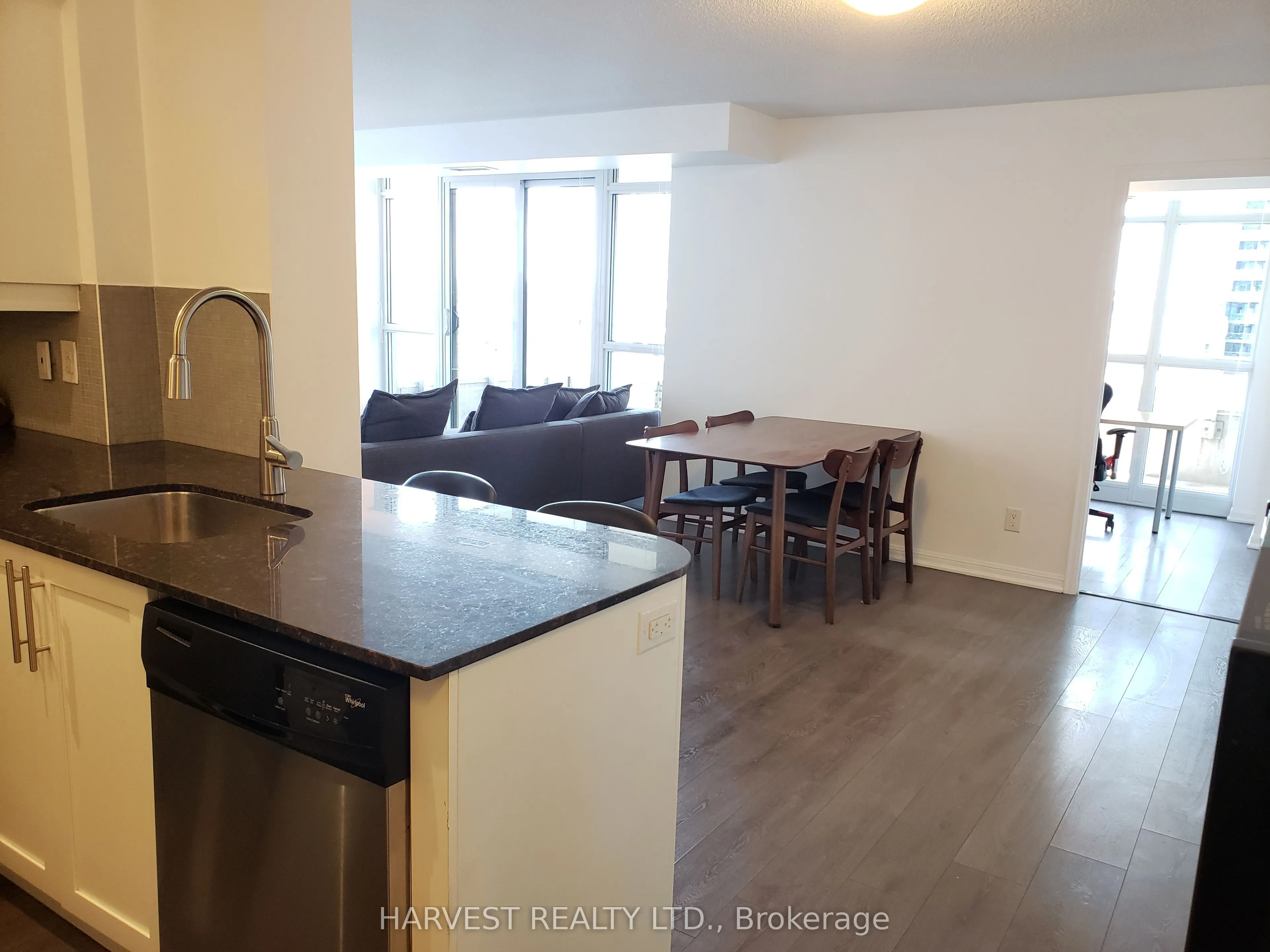 35 Bastion Street, #909