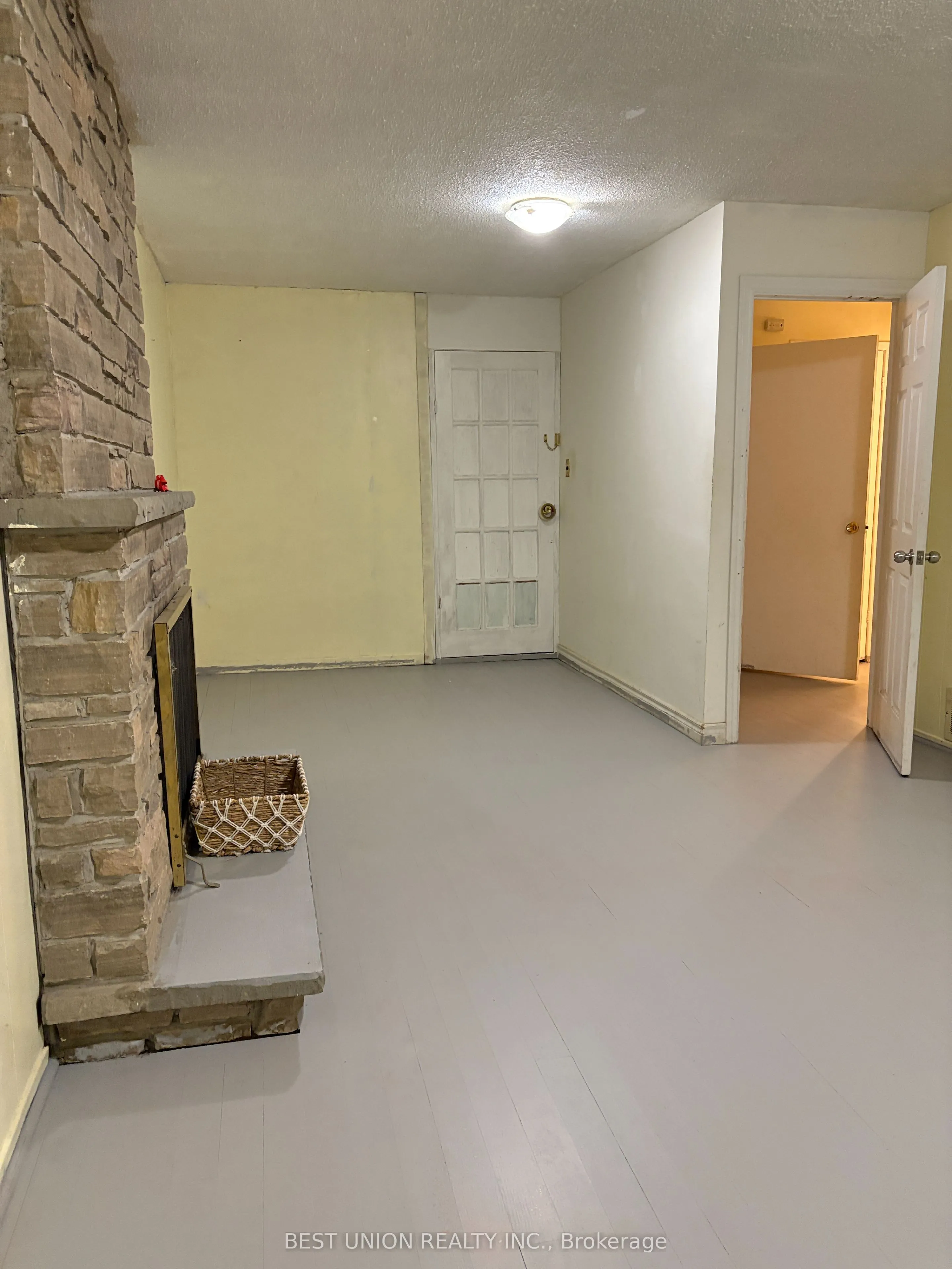 299 Goldenwood Road E, #Lower Unit