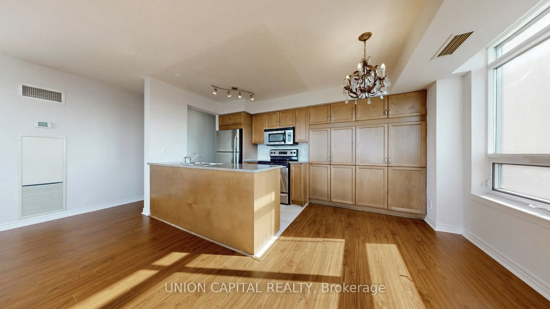 18 Kenaston Gardens, #1609