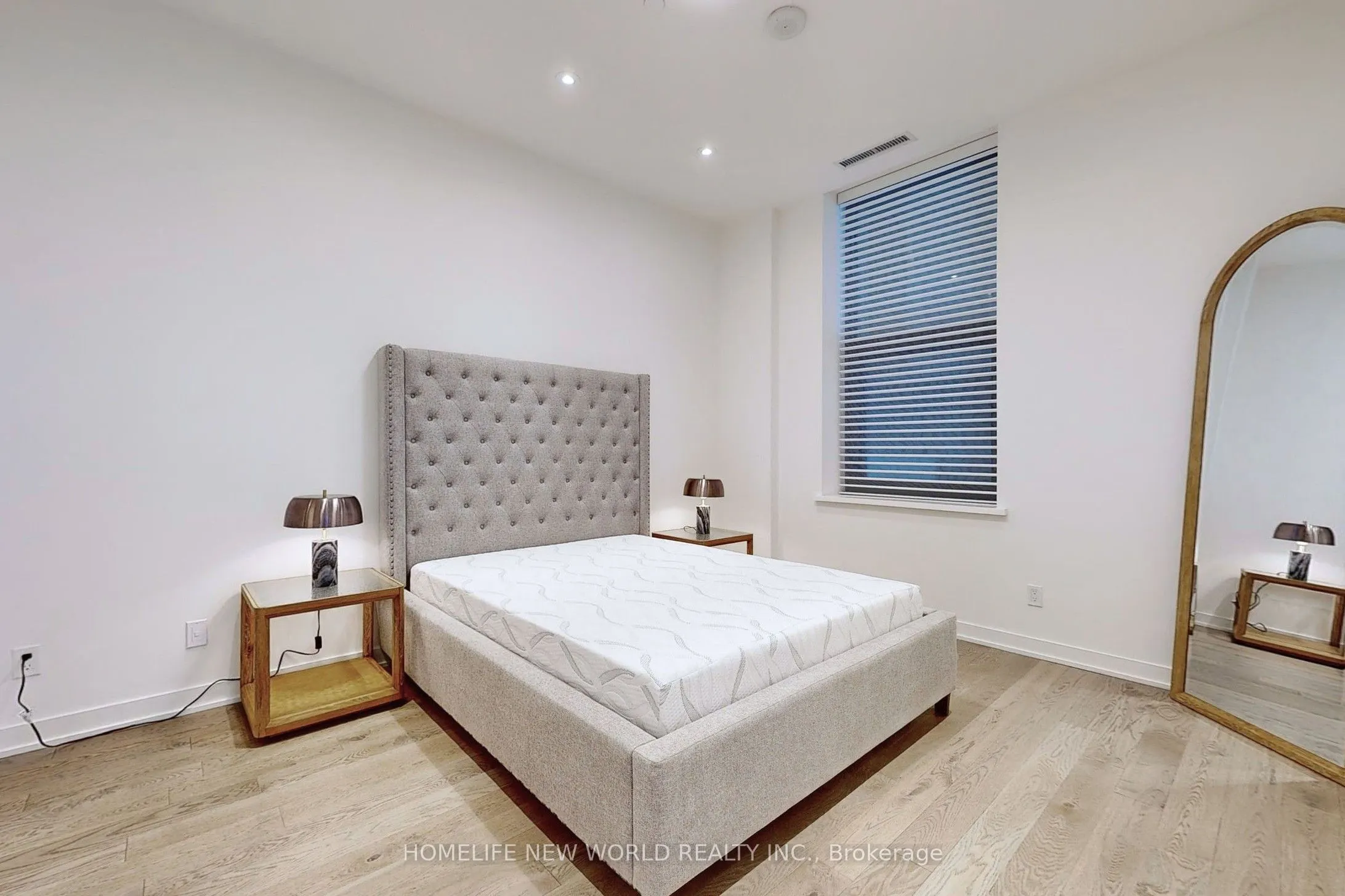 22 Lombard Street, #201