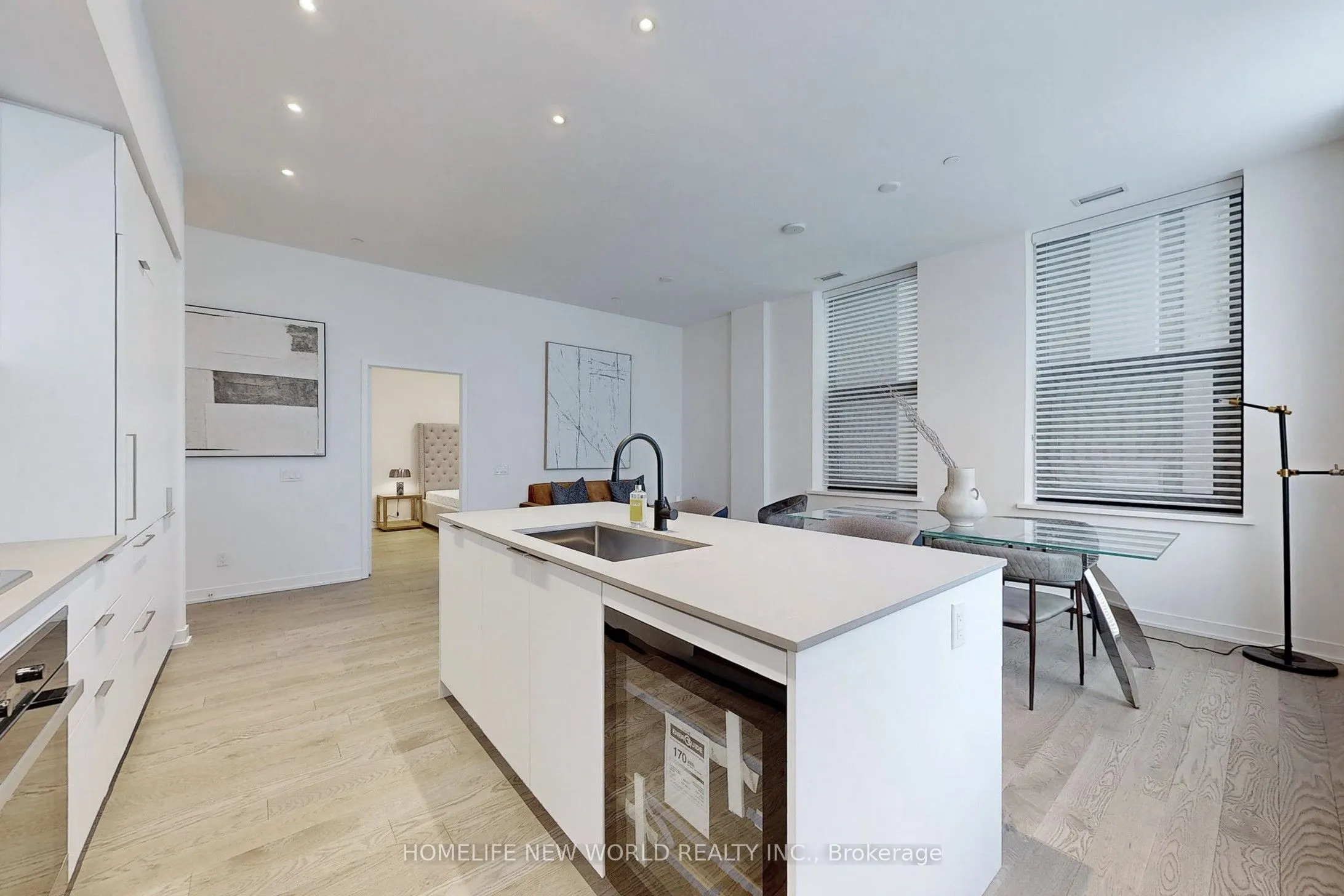 22 Lombard Street, #201