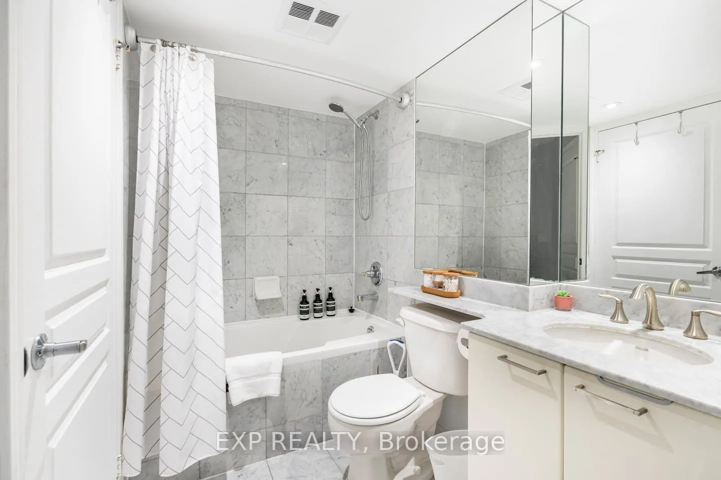 140 Simcoe Street, #512