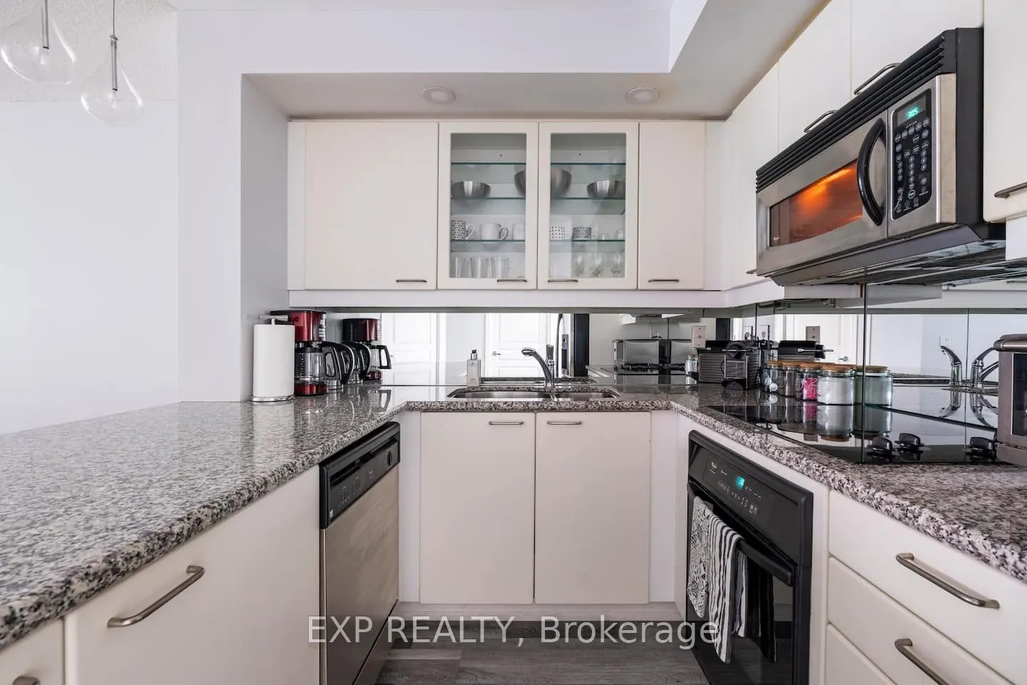 140 Simcoe Street, #512